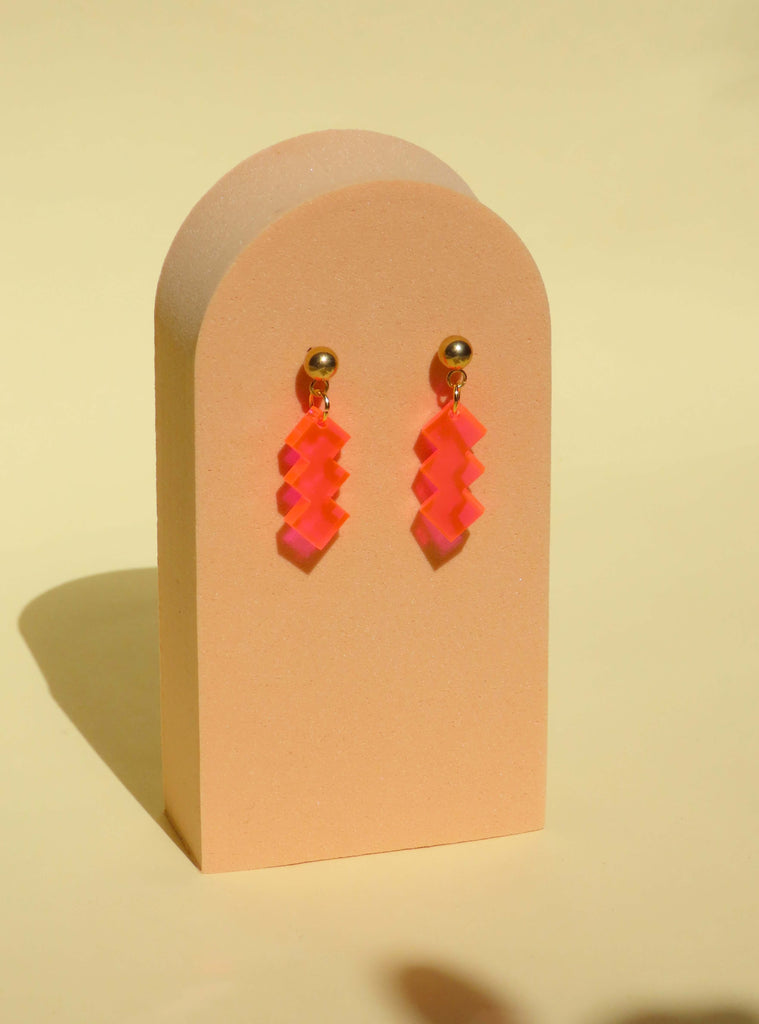 Geometrische Ohrhänger aus Neon-Pink Acryl in gezackter Form, federleicht und handgemacht