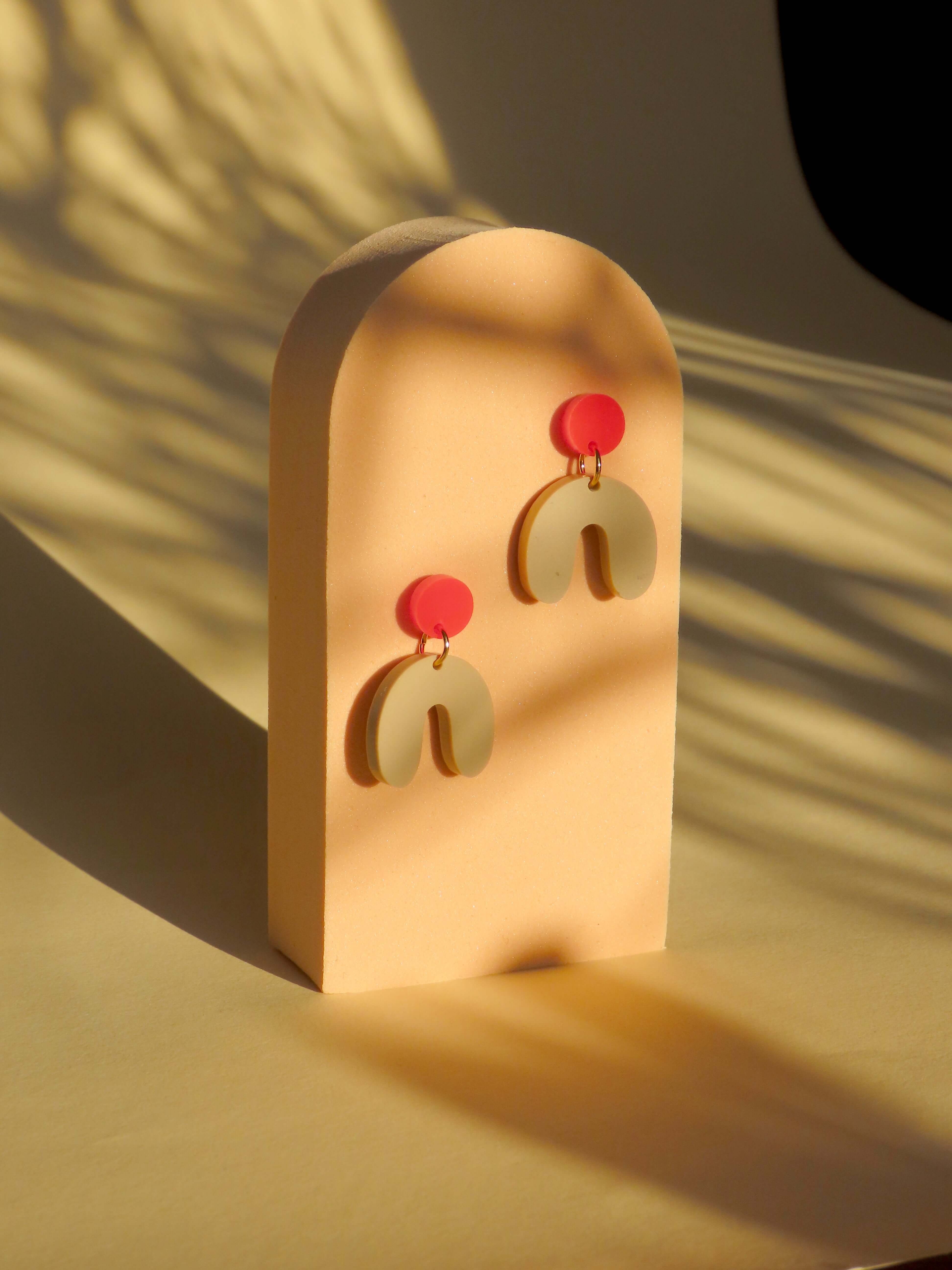 Kleine Arch Bogen Ohrringe aus Acryl mit rundem Stecker in leuchtendem Feuerrot und bogenförmigem Anhänger in sanftem Beige