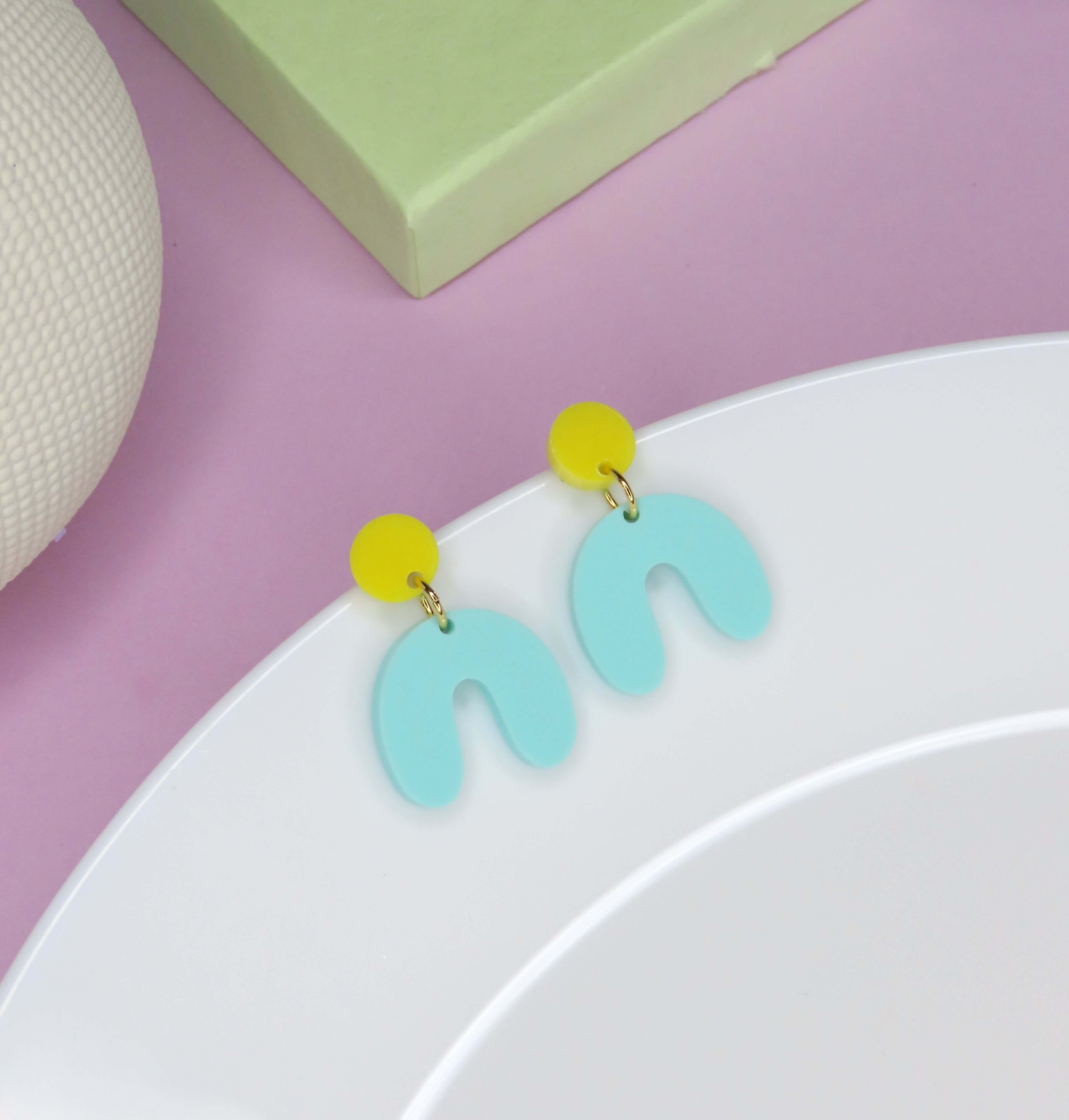 Kleine Arch Bogen Ohrringe aus Acryl mit rundem gelbem Stecker und bogenförmigem türkisfarbenem Anhänger