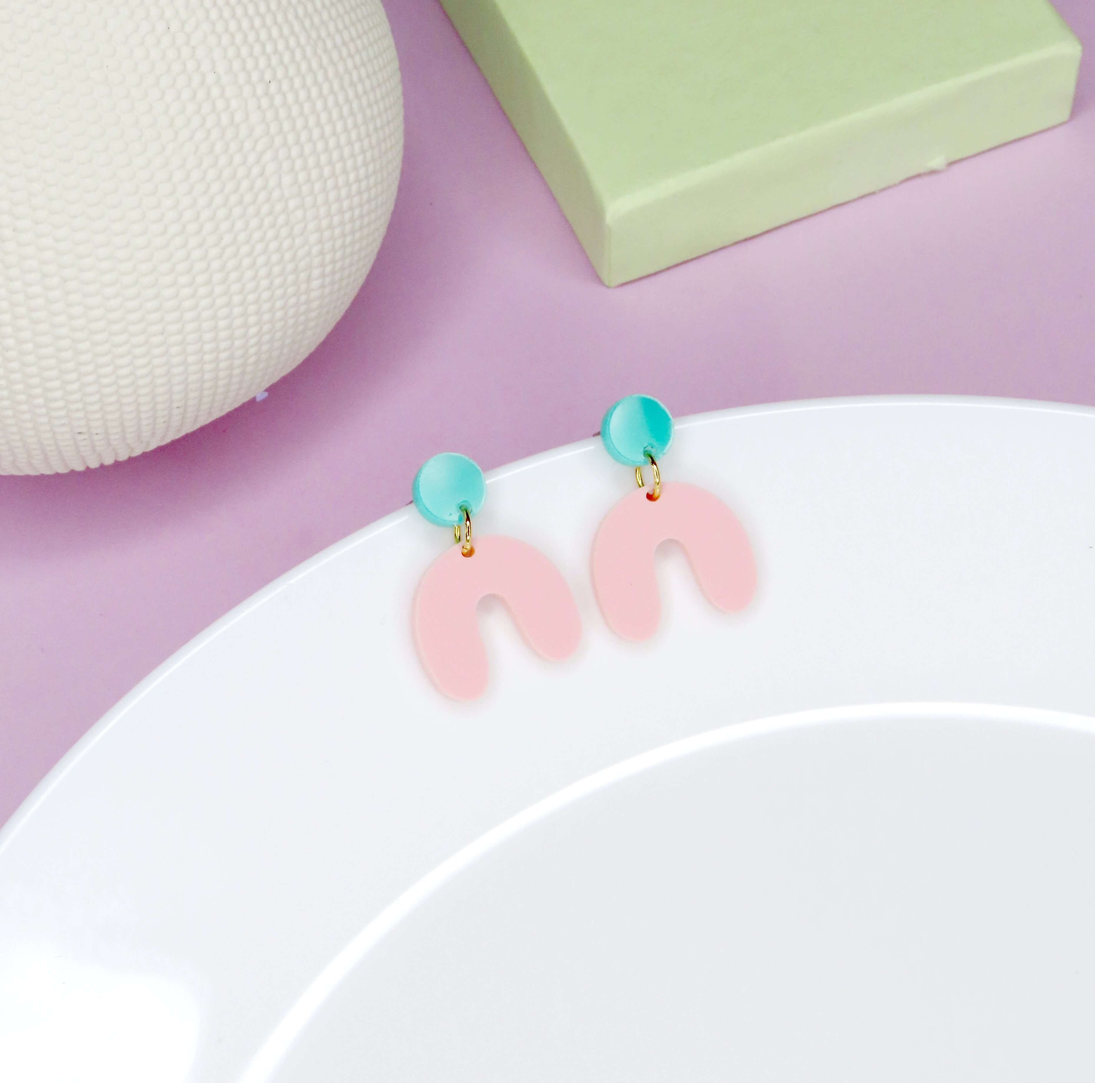Kleine Arch Bogen Ohrringe aus Acryl in Türkis und Rosa mit Edelstahl Ohrsteckern, 3x2 cm