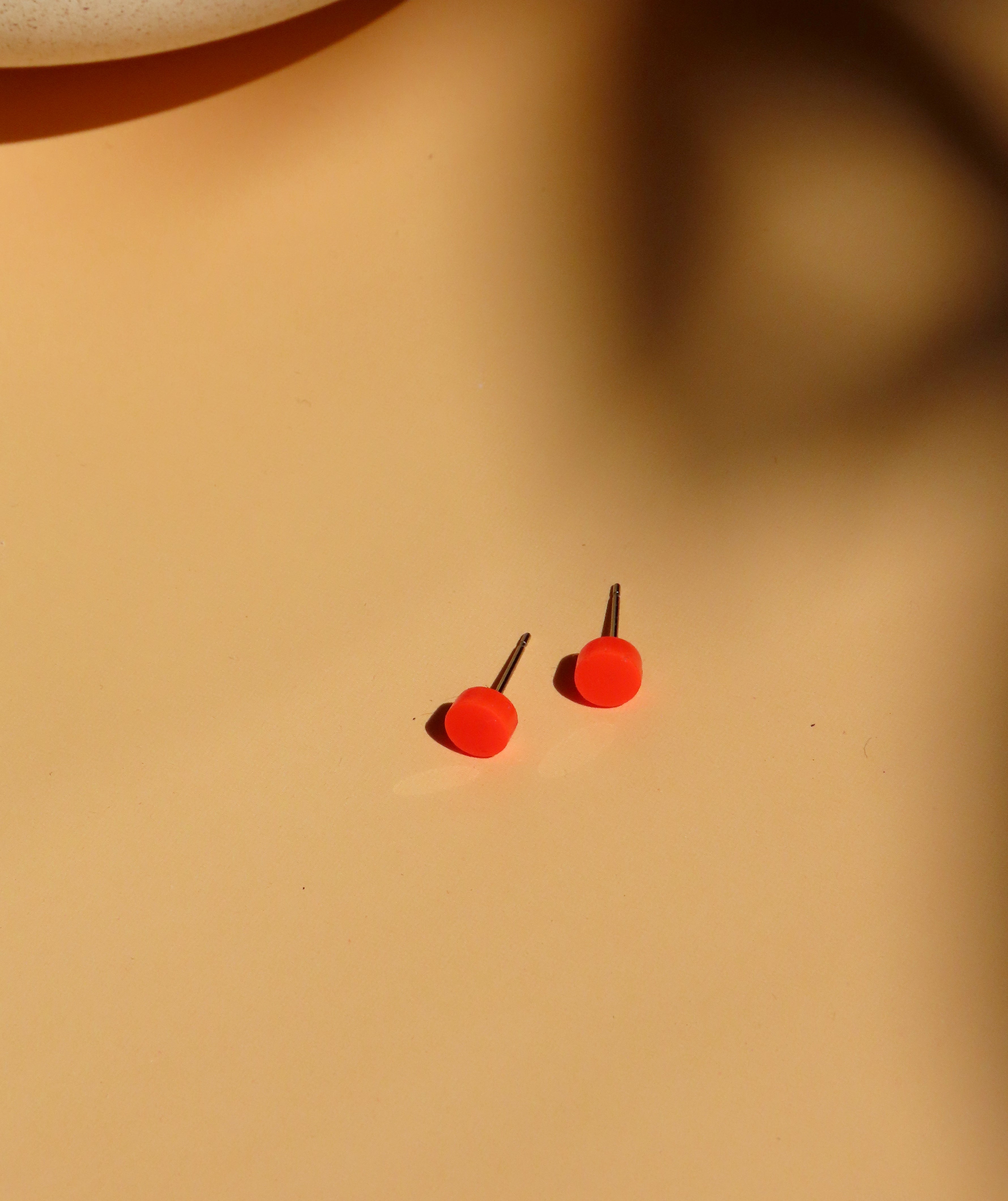 Runde 6 mm Ohrstecker aus leuchtend knallrotem Acryl mit Edelstahlstecker