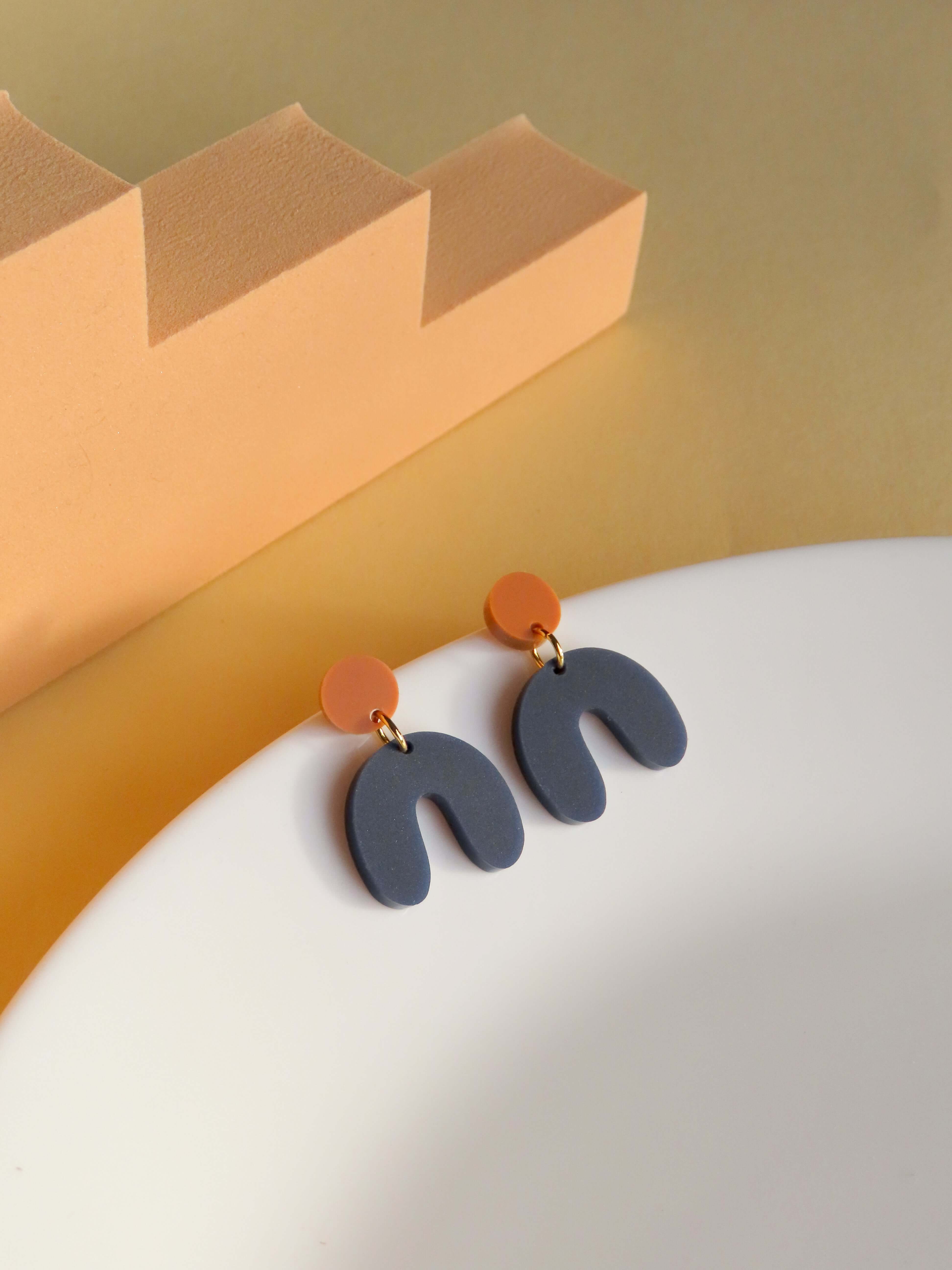 Zweifarbige Statement-Ohrringe in Terracotta und Dunkelblau mit geschwungener U-Form