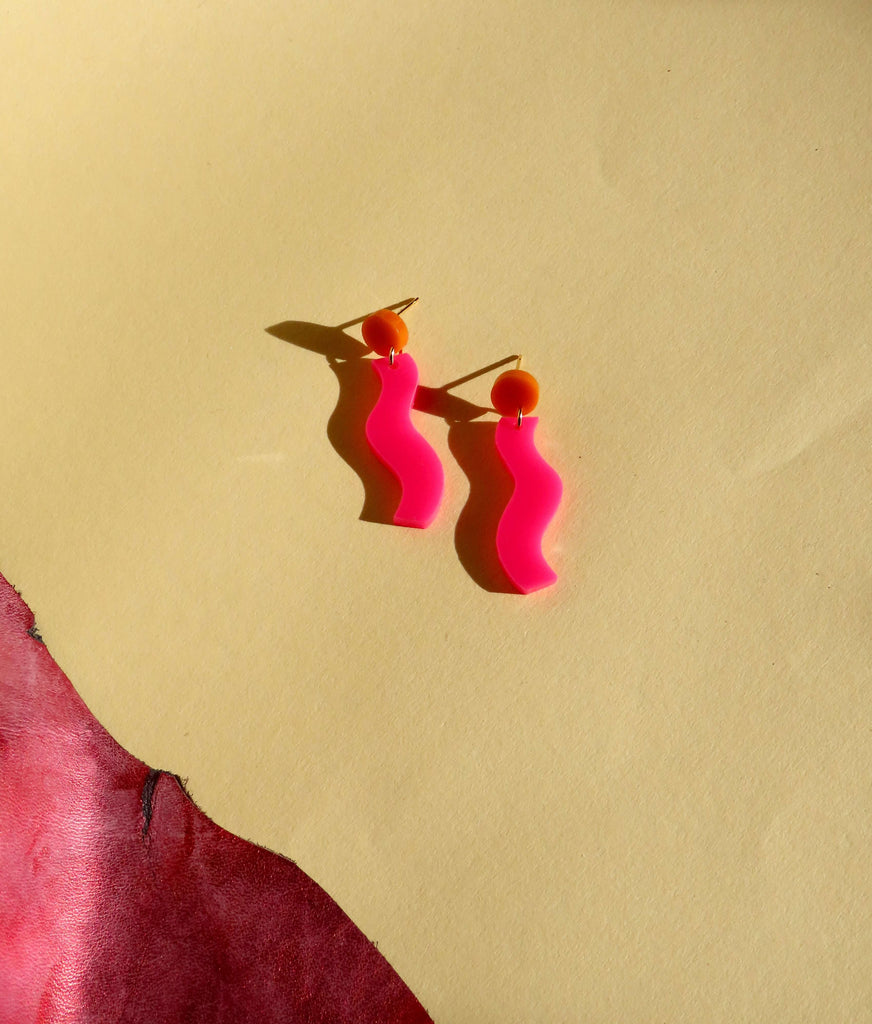 farbfrecher wave-ohrring aus acryl in pink, mit warm-orangefarbenem edelstahl-stecker