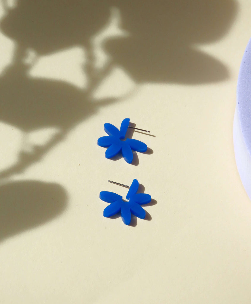 Ohrringe aus Acryl in kräftigem Kobaltblau in stilisierter Blumenform mit Edelstahlstecker