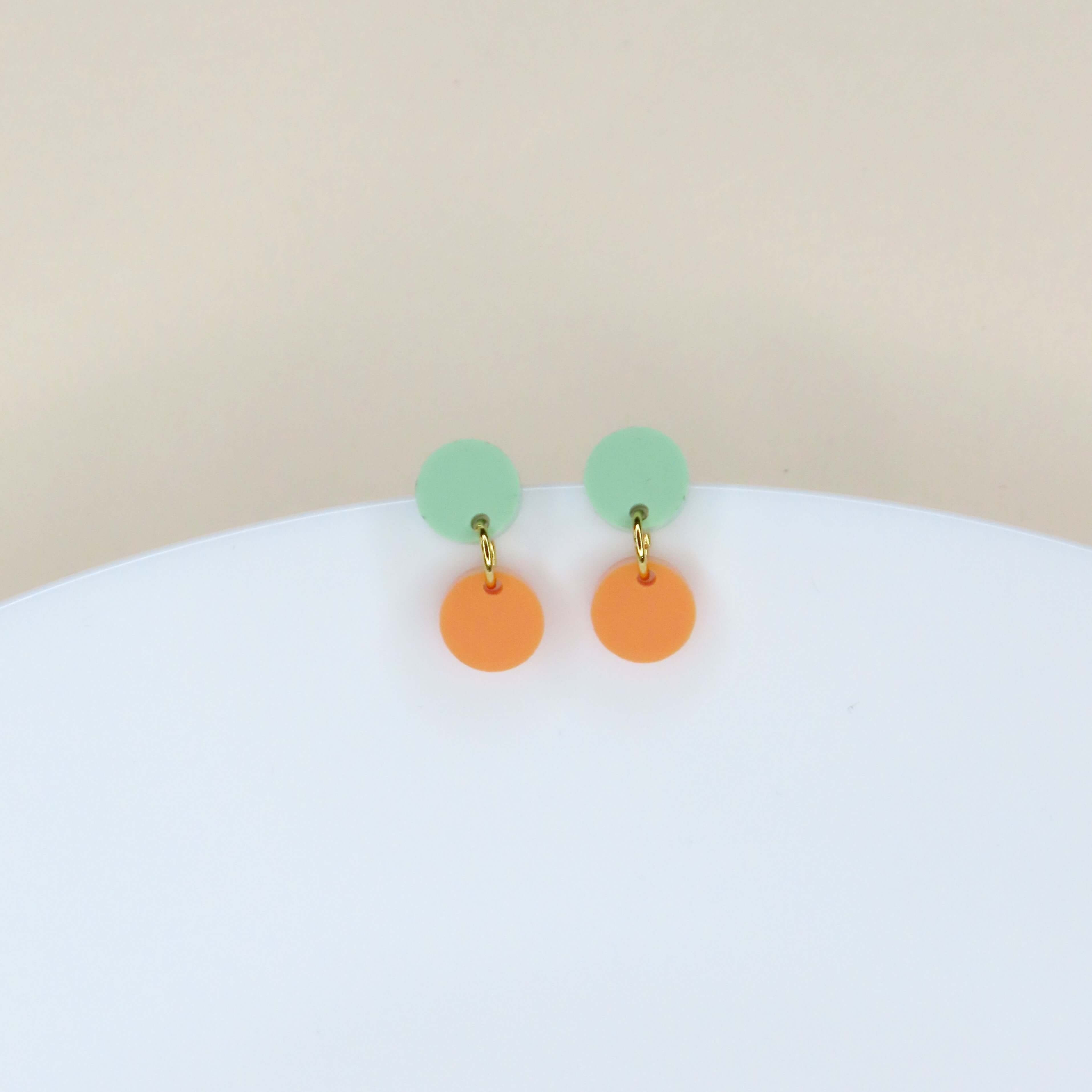 Runde Acryl Ohrringe mit hellgrünem Stecker und orangefarbenem Anhänger, Edelstahlstecker