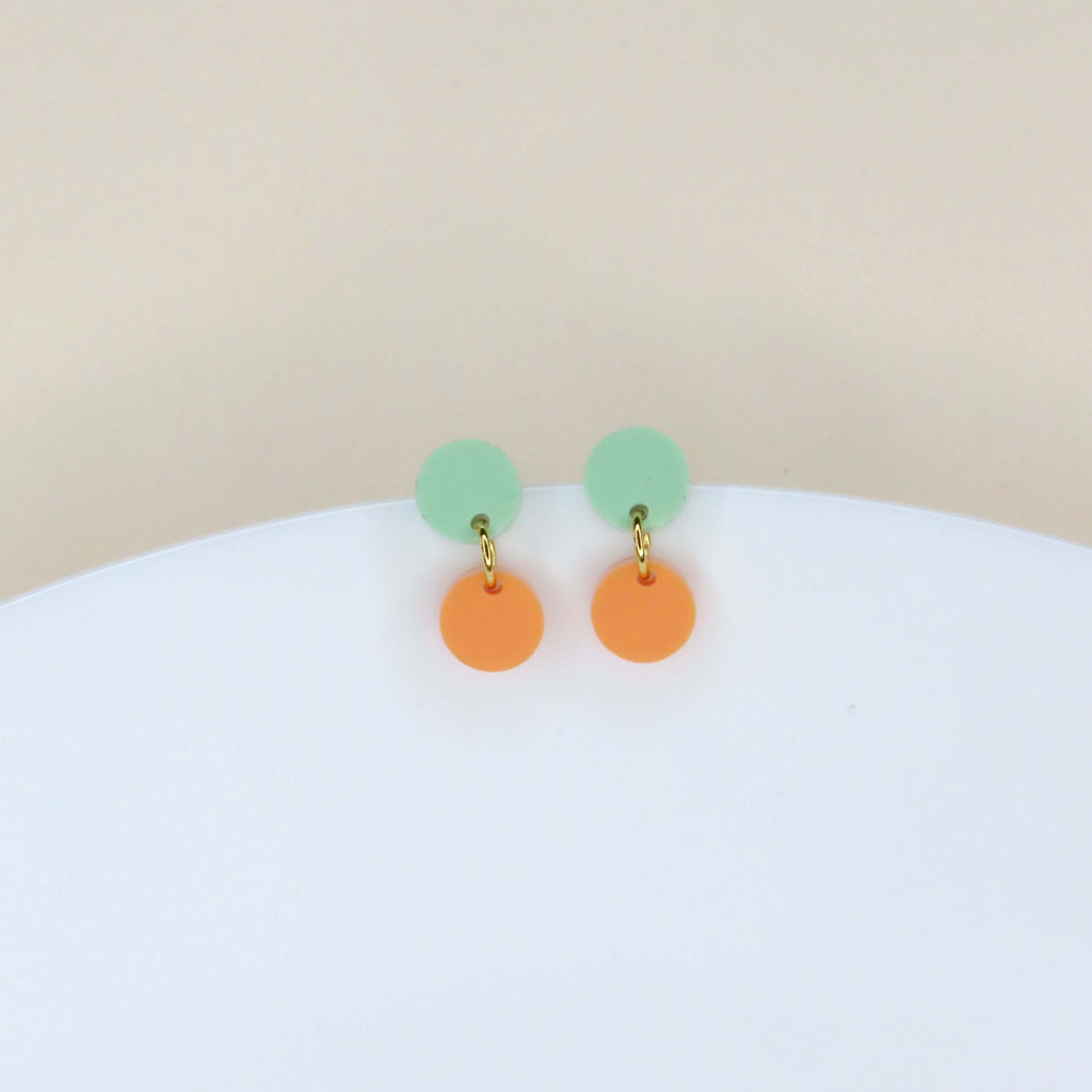 Runde Acryl Ohrringe mit hellgrünem Stecker und orangefarbenem Anhänger, Edelstahlstecker