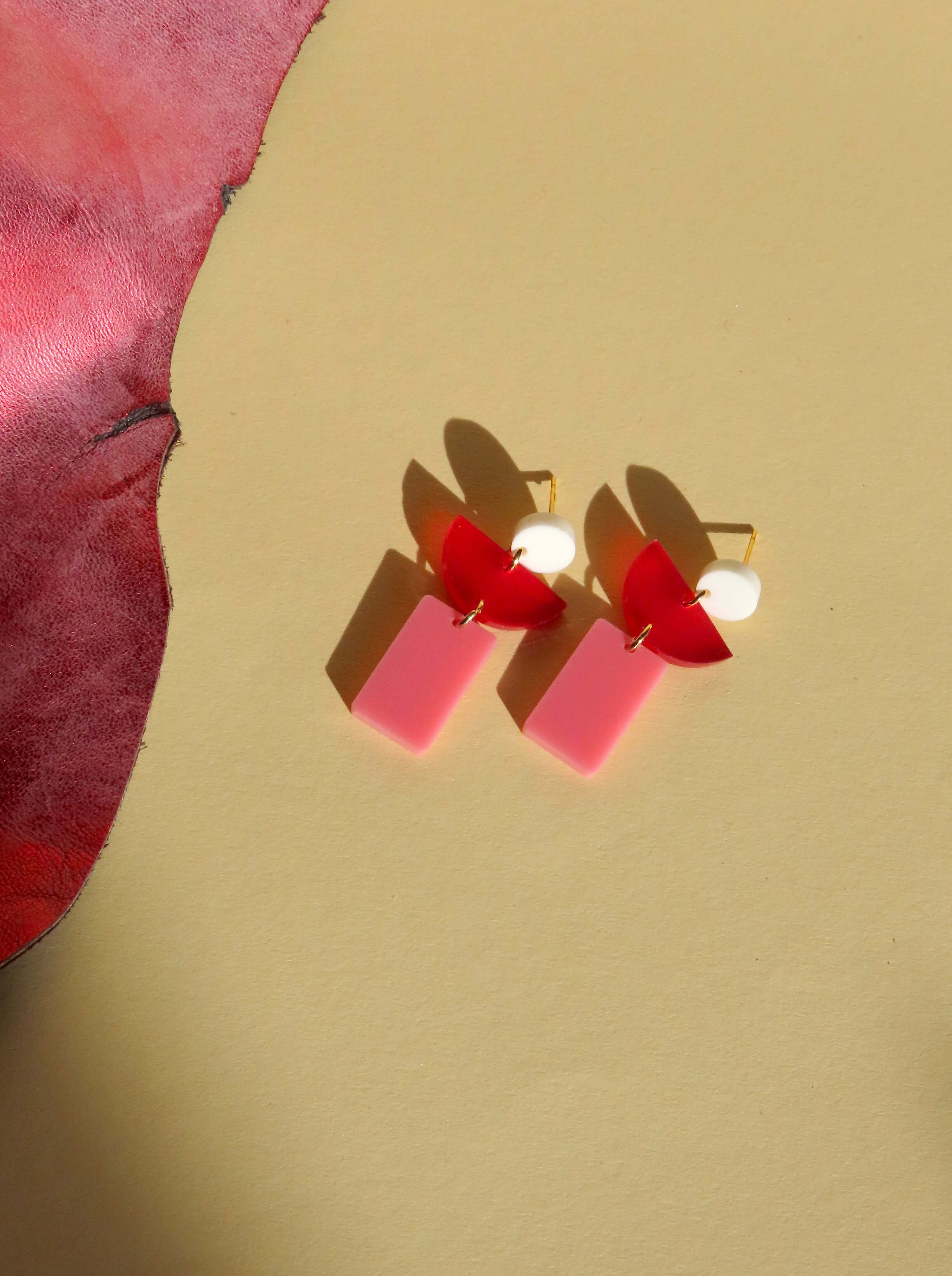 Geometrische Lille Ohrringe aus Acryl mit weißem Kreis, rotem Halbkreis und rosa Rechteck, Edelstahl Stecker