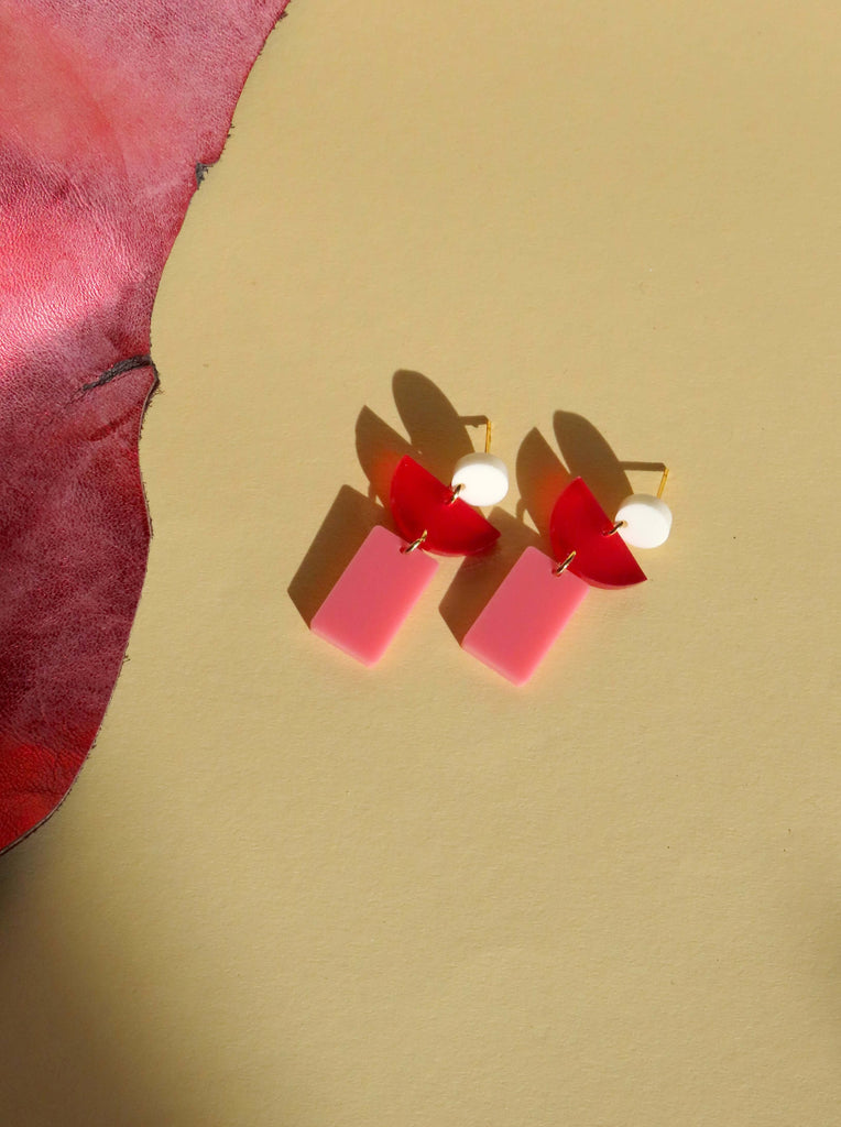 Geometrische Lille Ohrringe aus Acryl mit weißem Kreis, rotem Halbkreis und rosa Rechteck, Edelstahl Stecker