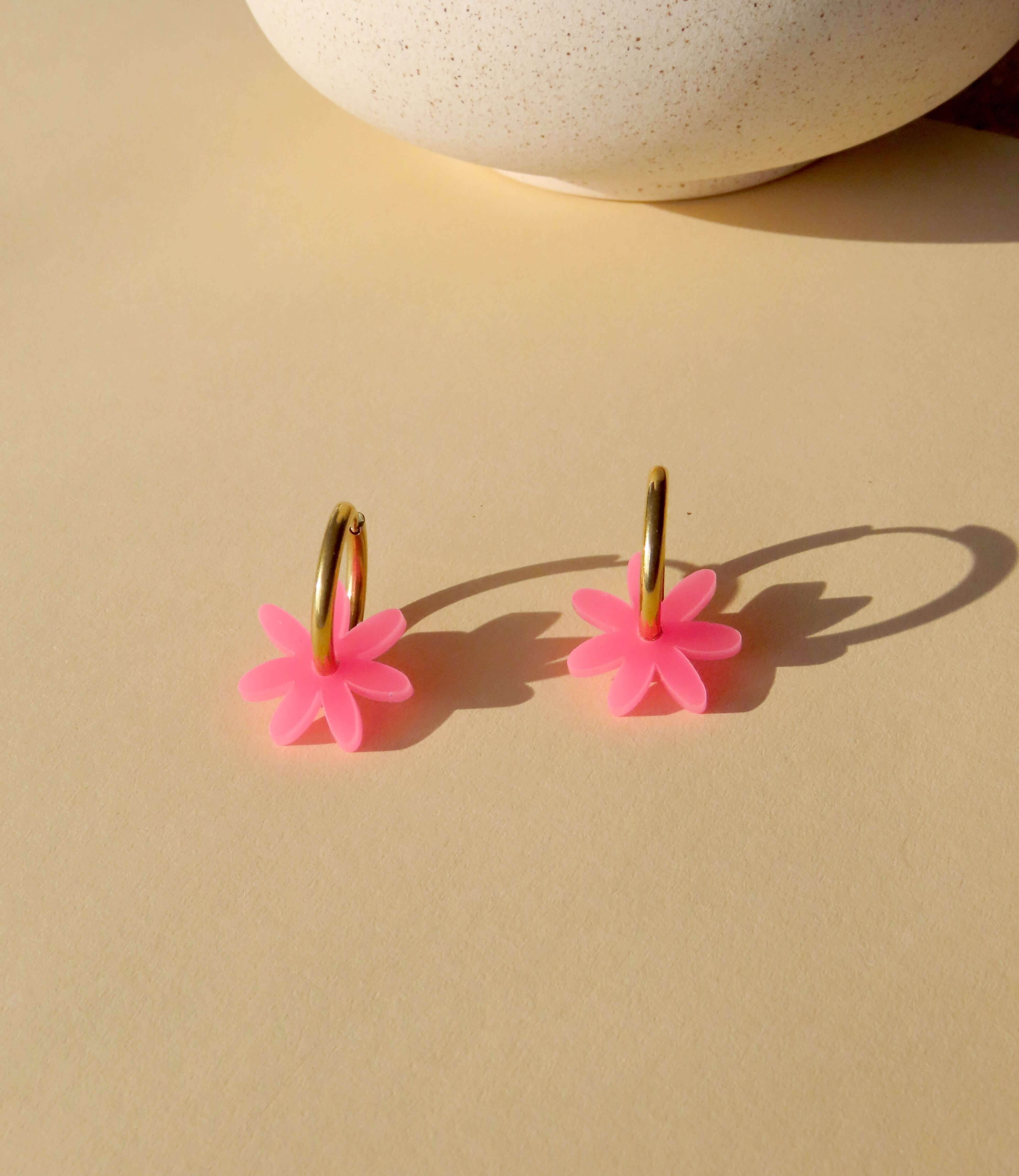 Ohrringe mit neonpinken Acryl-Margeriten und glänzenden Creolen aus Edelstahl