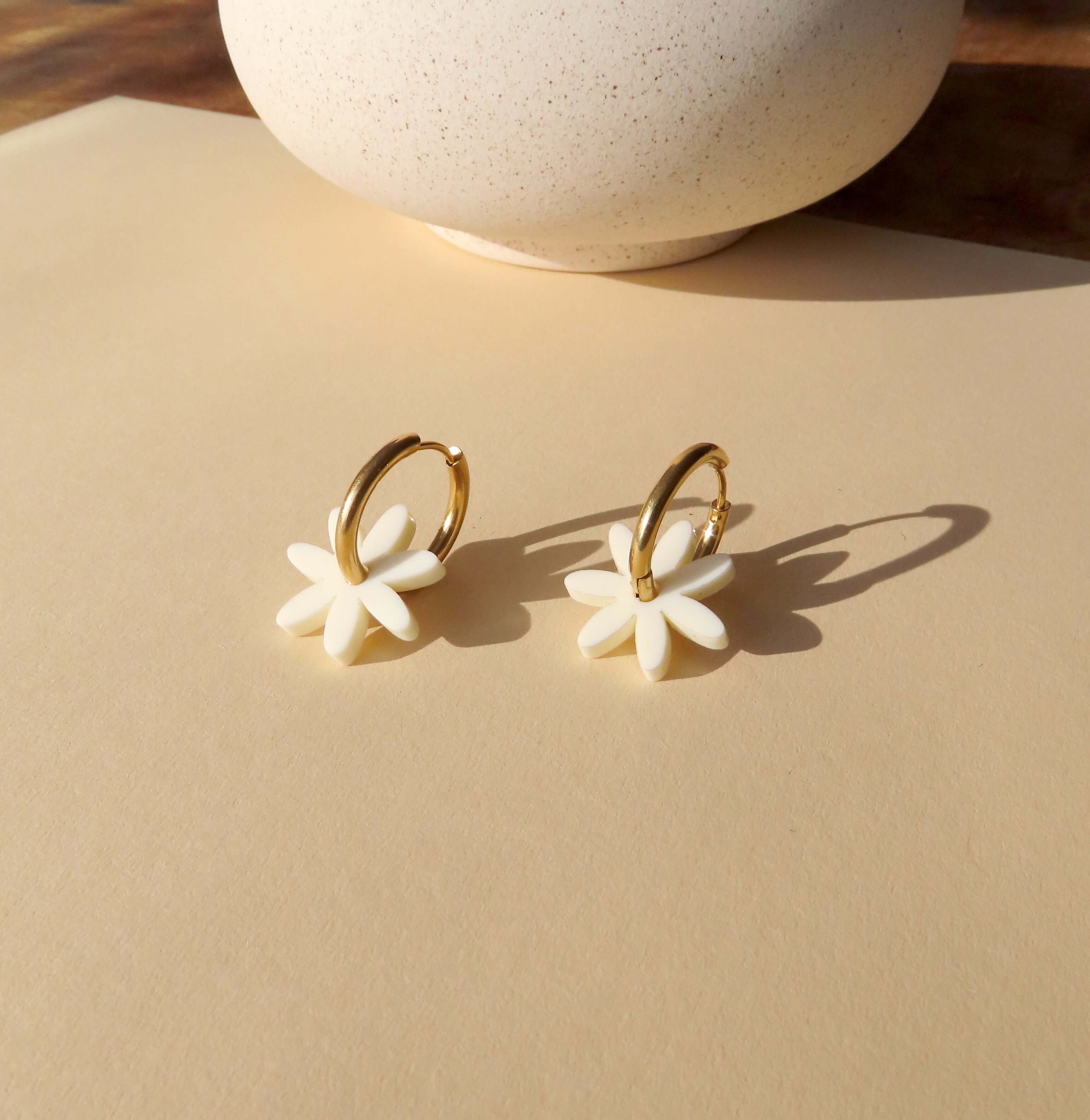 Minimalistische Blütenohrringe aus weißem Acryl an goldenen Edelstahl-Hoops