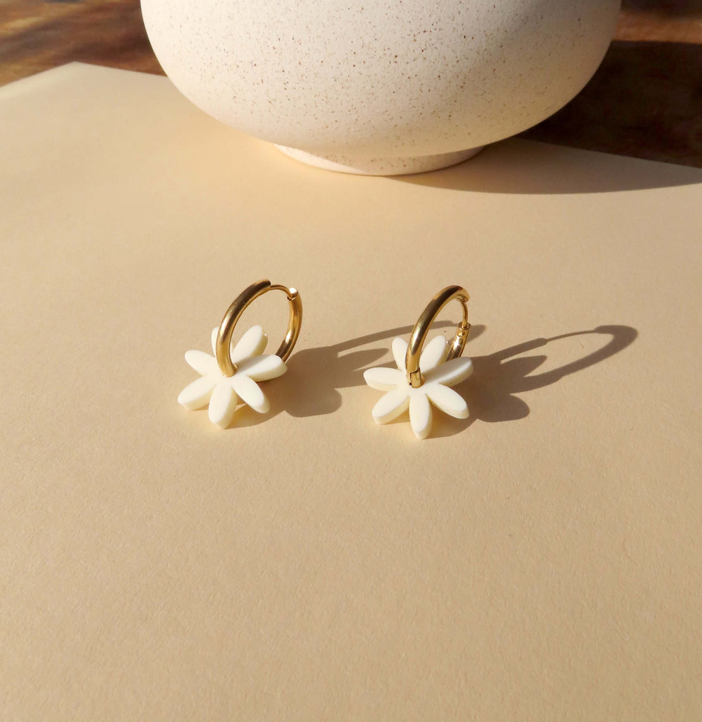 Minimalistische Blütenohrringe aus weißem Acryl an goldenen Edelstahl-Hoops
