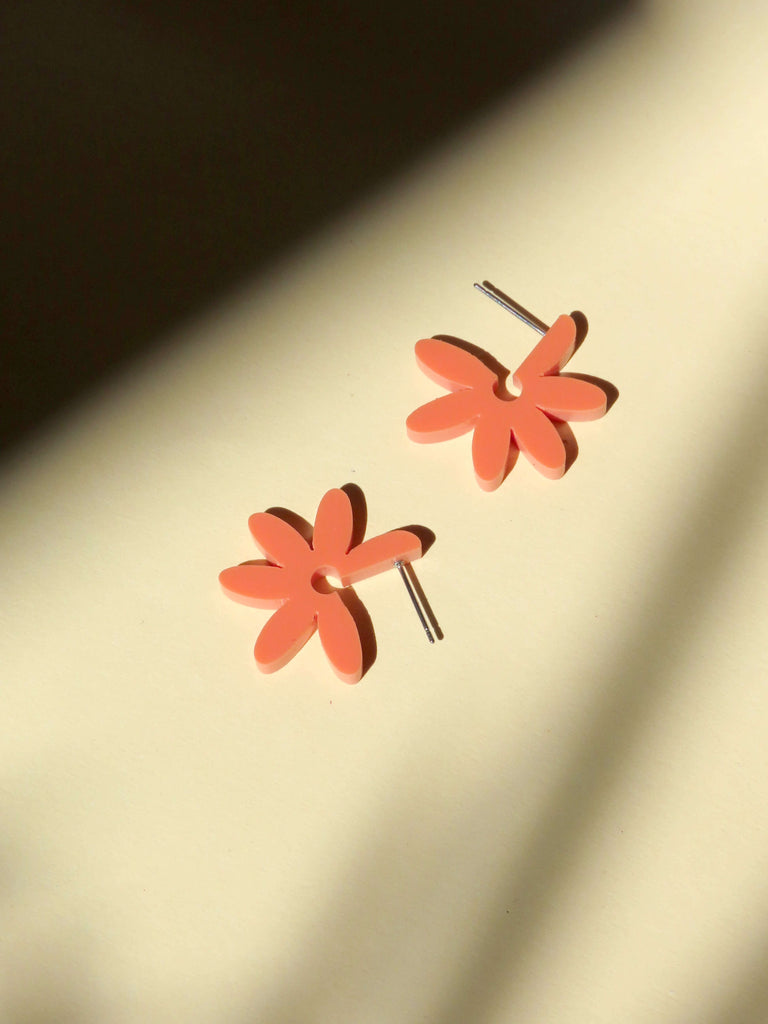 Runde Acryl-Ohrringe in Blütenform mit peachfarbenem Finish und Edelstahlsteckern