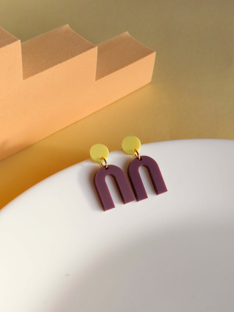 Mini Arch Ohrringe aus Acryl mit Edelstahlstecker in Hellgelb und Plum, geometrische Bogenform