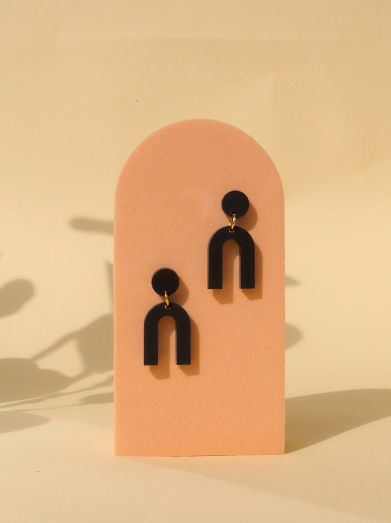 schwarze mini-arch-ohrringe aus acryl mit rundem stecker und u-förmigem anhänger