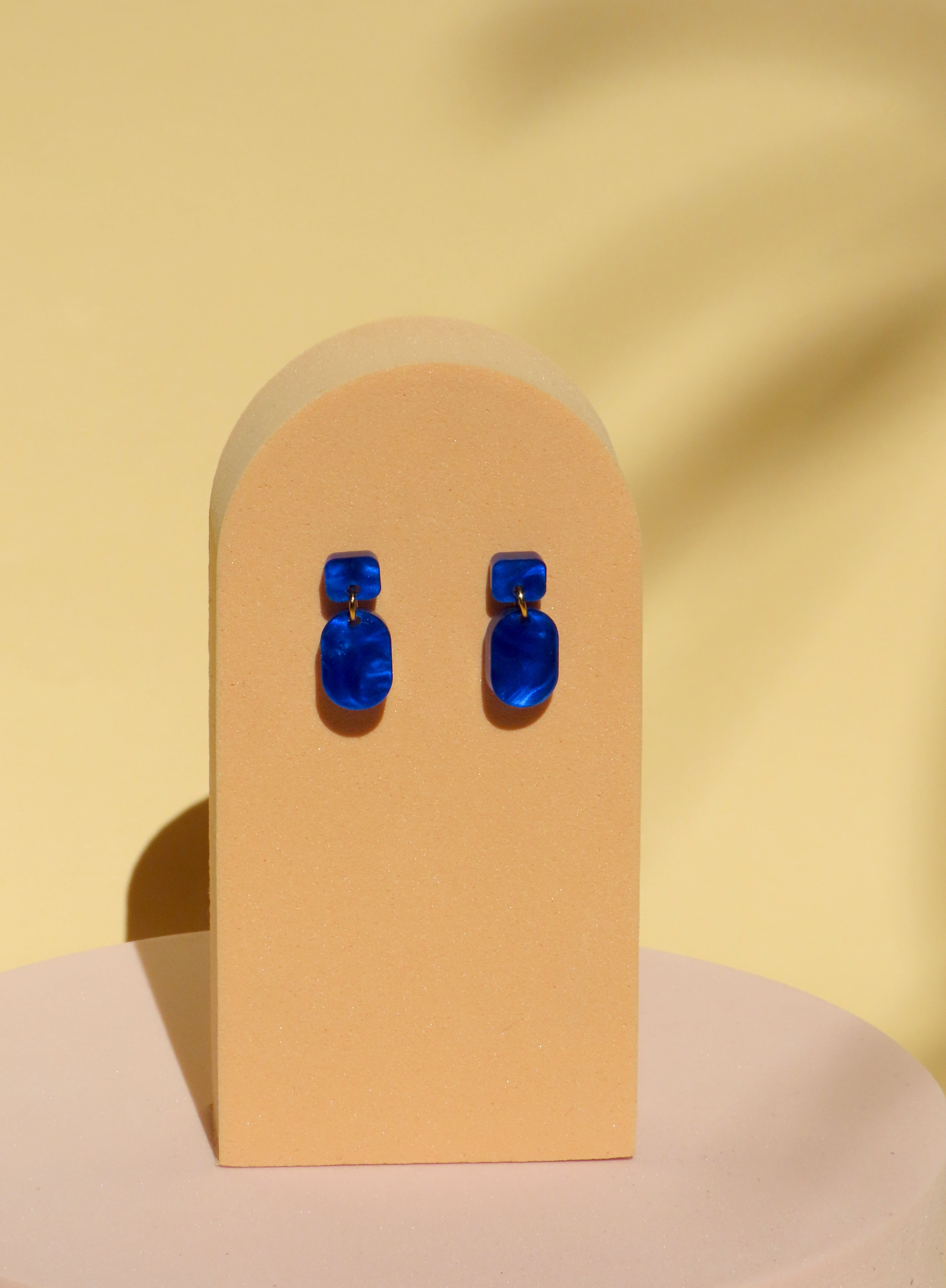 mini ohrring blau aus marmoriertem acryl mit goldverbindung