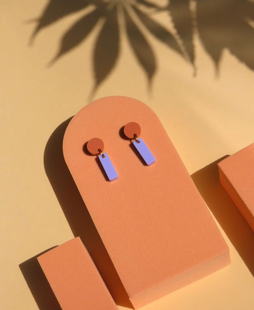 Kleine Acryl Ohrringe mit rundem Stecker in Terracotta und rechteckigem Anhänger in Flieder