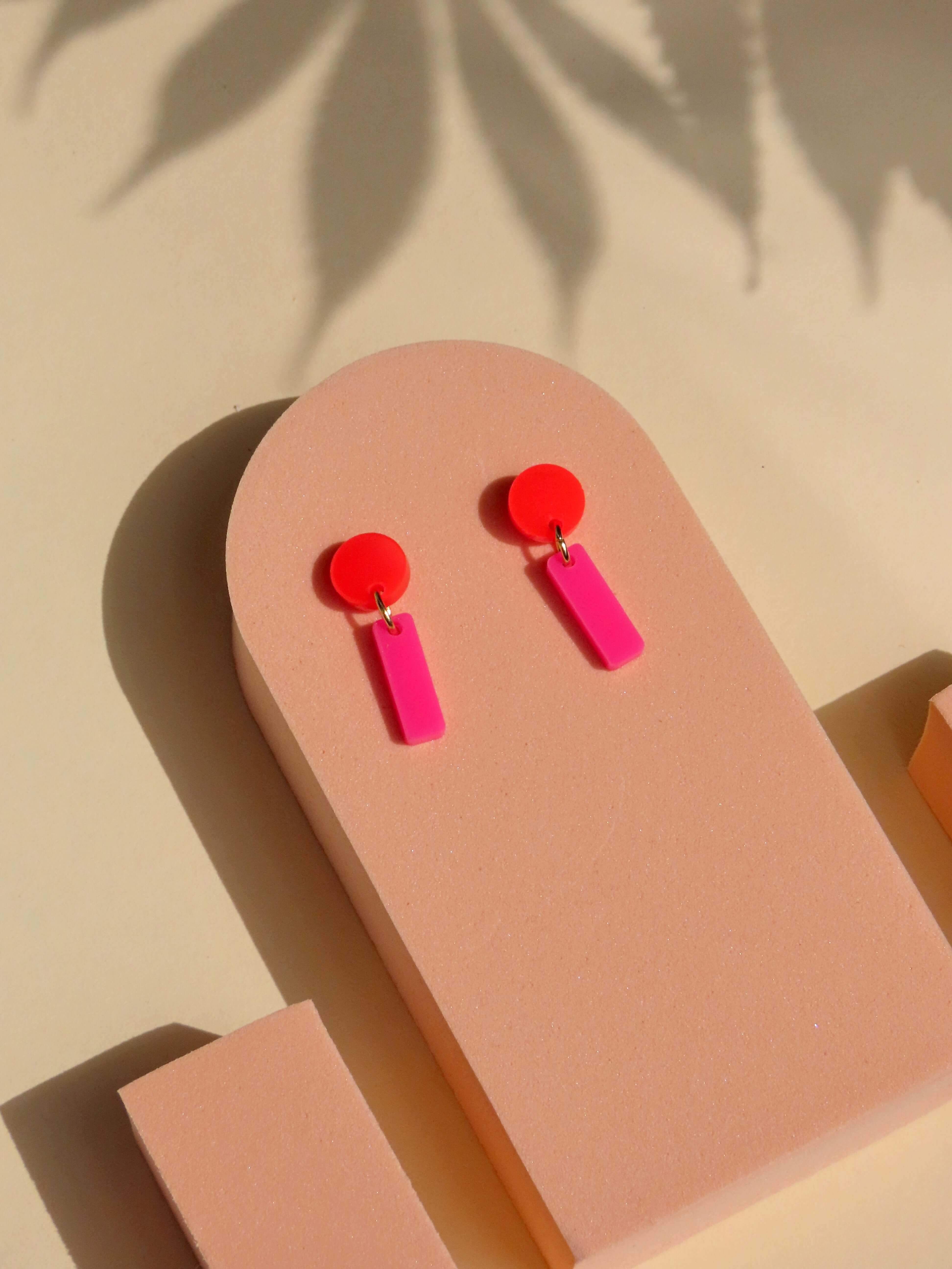 Handgemachte Mini Sticks Ohrstecker in leuchtendem Pink und Rot aus Acryl und Edelstahl
