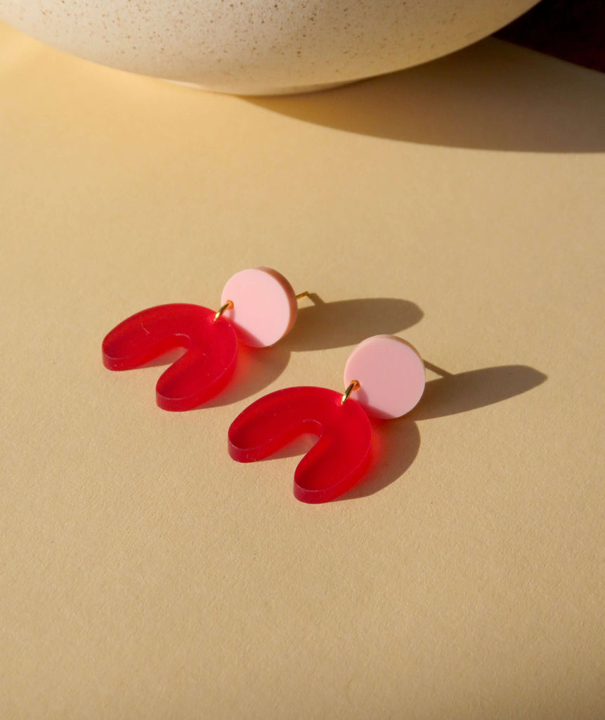 federleichte U‑förmige Acryl‑Ohrringe pastellrosa und signalrot, allergikerfreundliche Edelstahl‑stecker