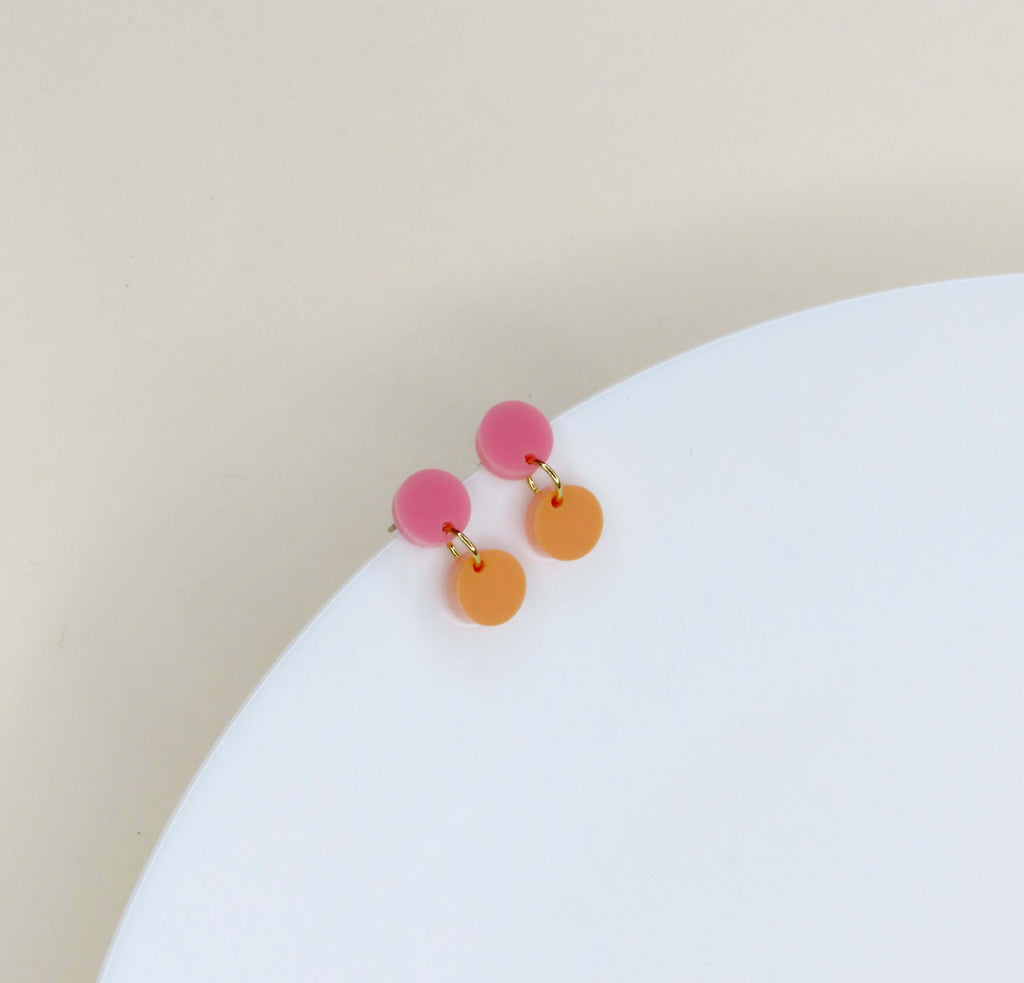 Minimalistische Ohrstecker mit rosa Kreis und beweglichem peachfarbenem Anhänger aus Acryl