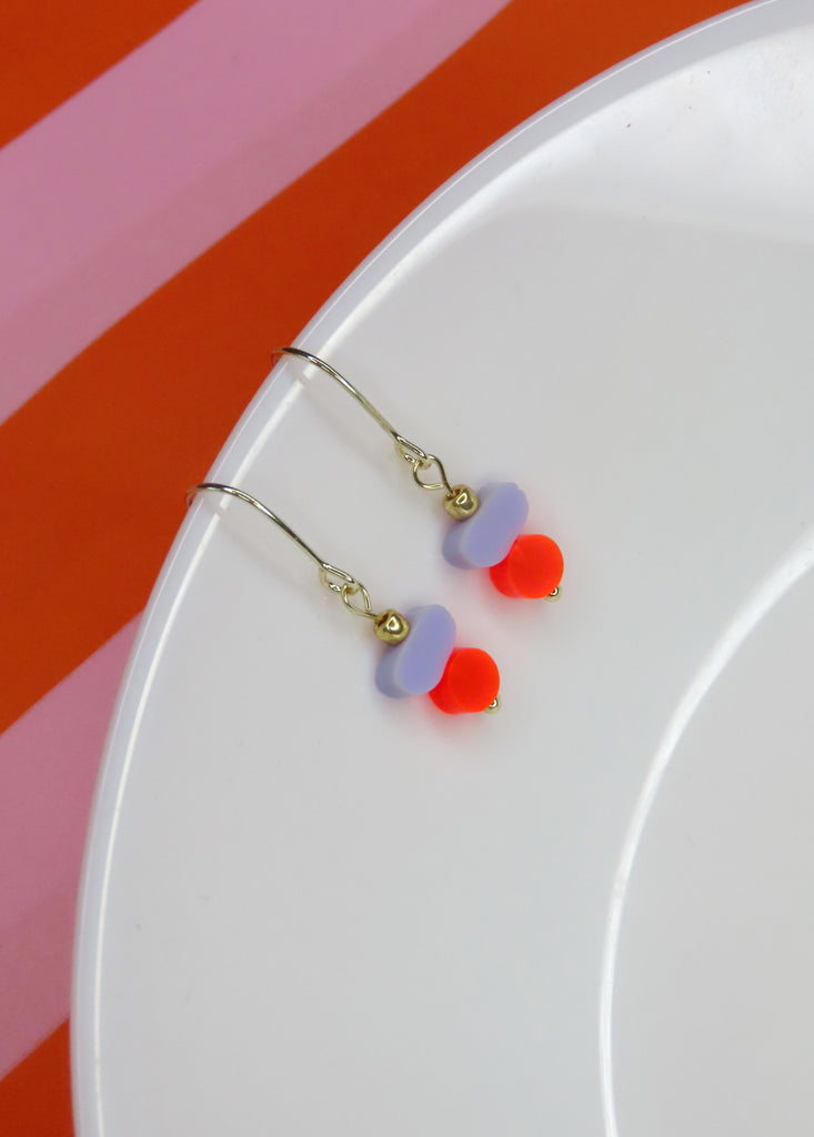 Filigrane Ohrringe mit bunten Acrylperlen in Lila und Neonorange auf goldfarbenem Draht