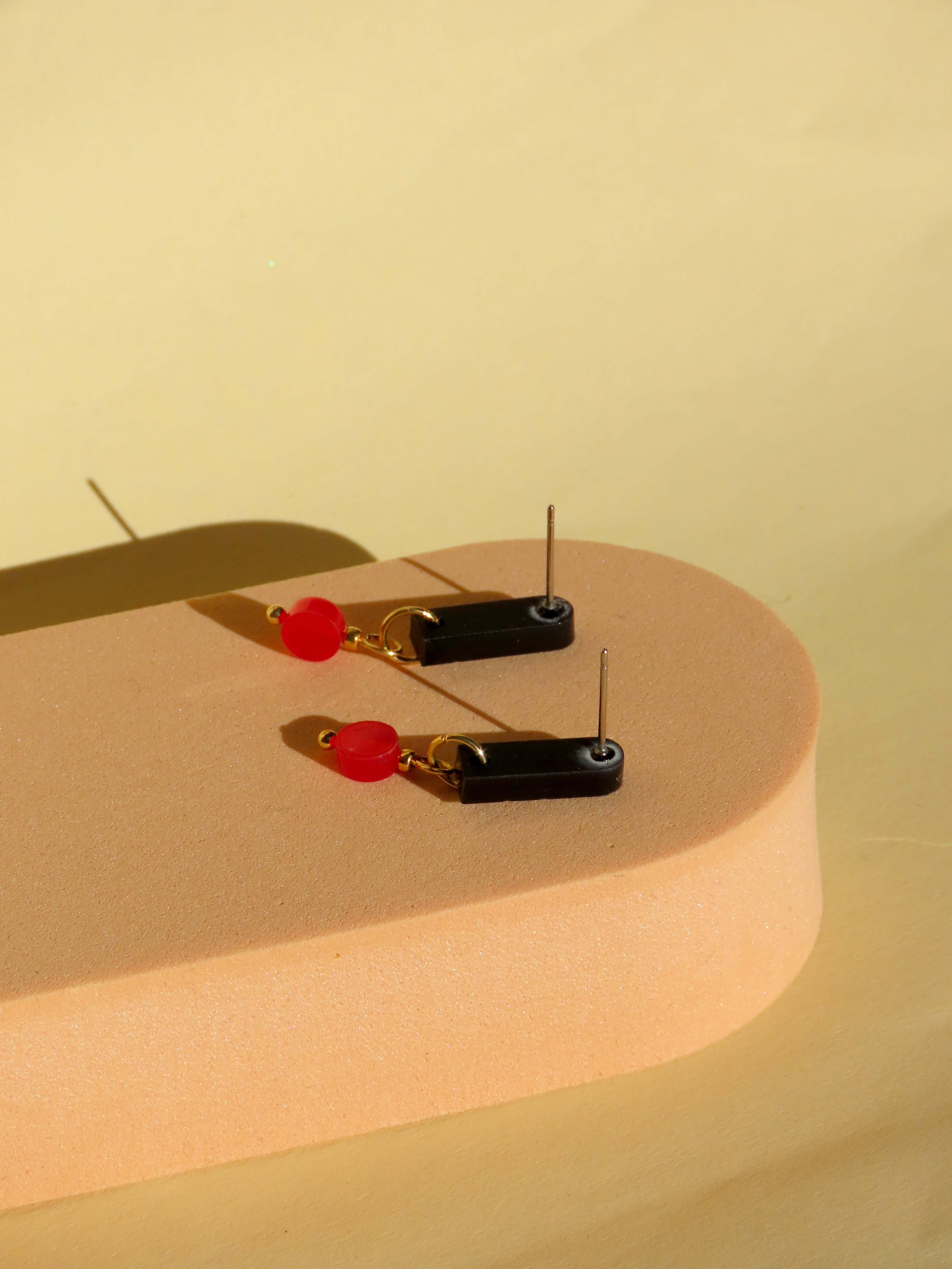 Leichte Acryl Ohrringe in Schwarz Rot mit geometrischem Stecker und runder Scheibe