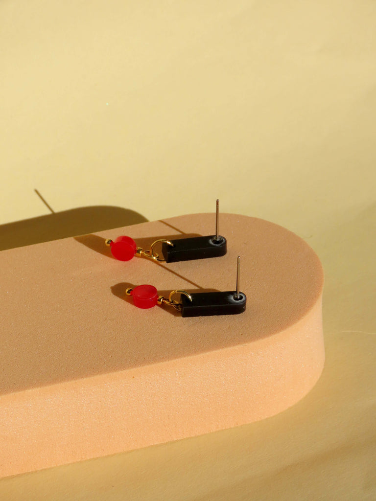 Leichte Acryl Ohrringe in Schwarz Rot mit geometrischem Stecker und runder Scheibe