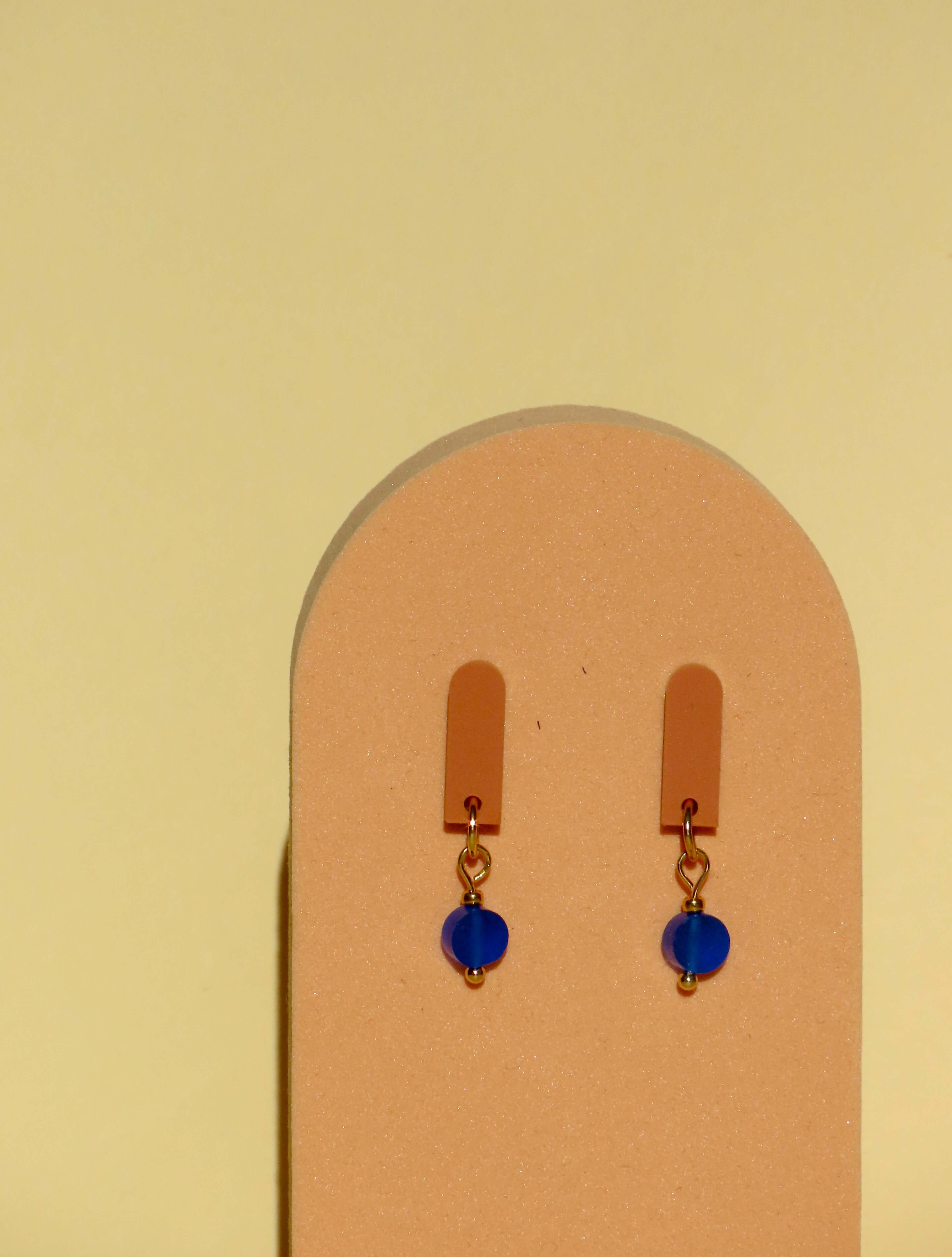 Paula Ohrringe aus Acryl in Terracotta und Königsblau mit Edelstahl Stecker