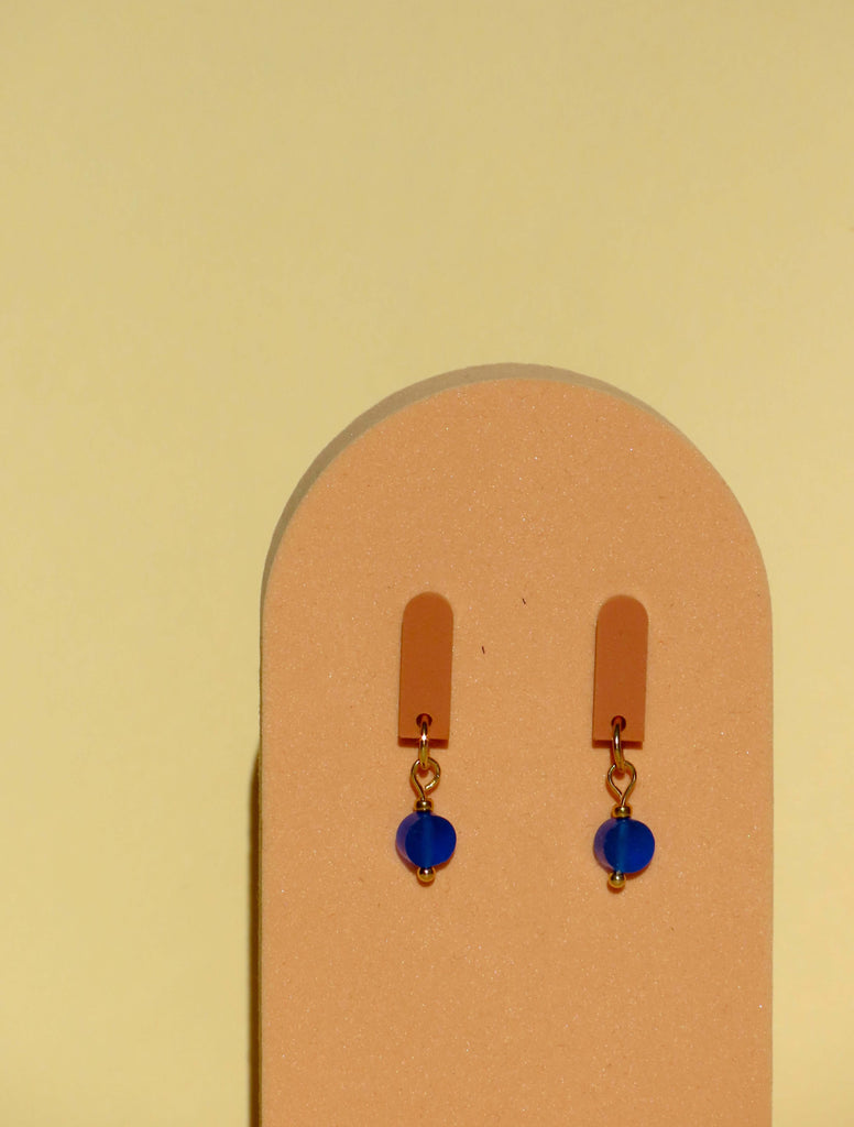 Paula Ohrringe aus Acryl in Terracotta und Königsblau mit Edelstahl Stecker