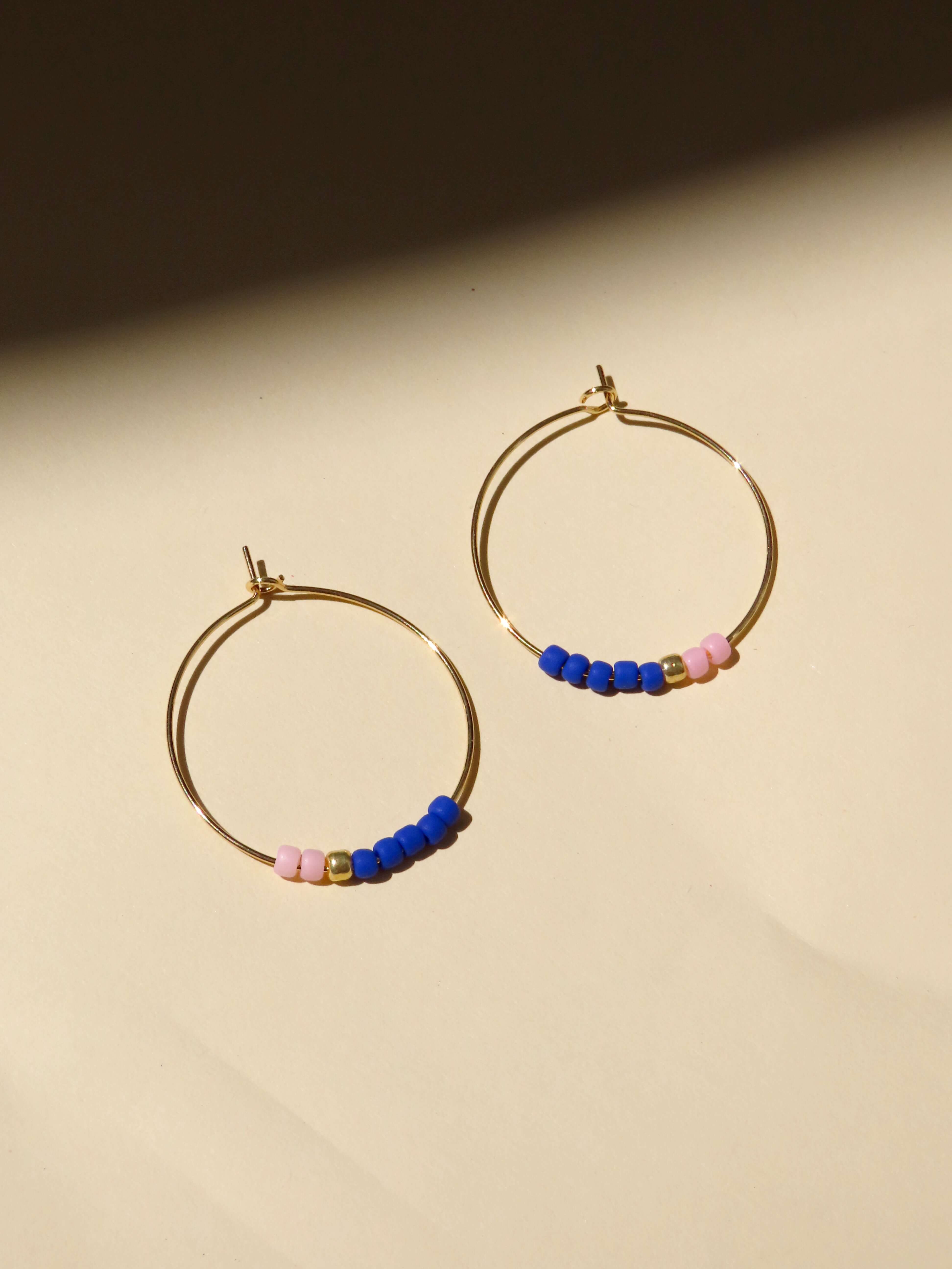 Runde Edelstahl-Ohrringe mit farbigen Glasperlen in Royalblau, Rosa