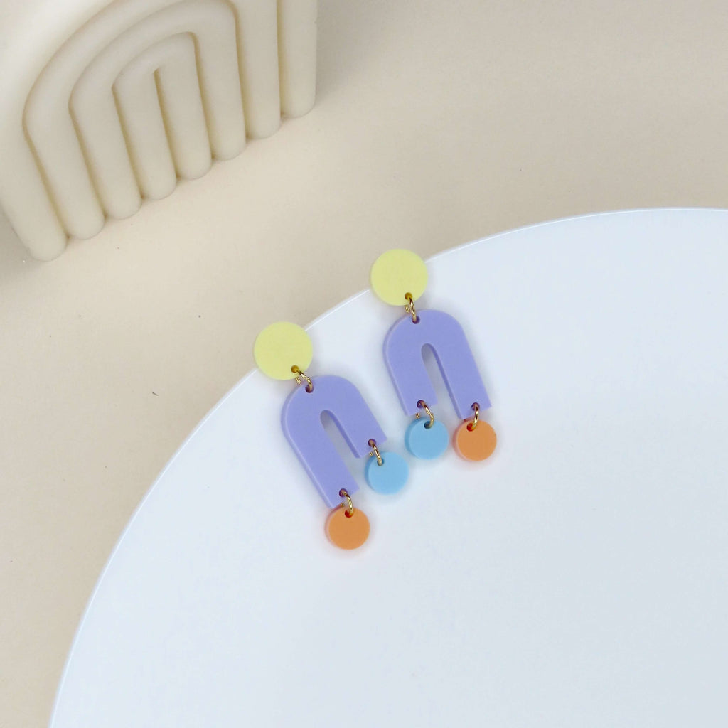 Asymmetrische Acryl Ohrringe in Pastellgelb, Flieder, Hellblau und Orange mit U-förmigem Element und kleinen Kreisen