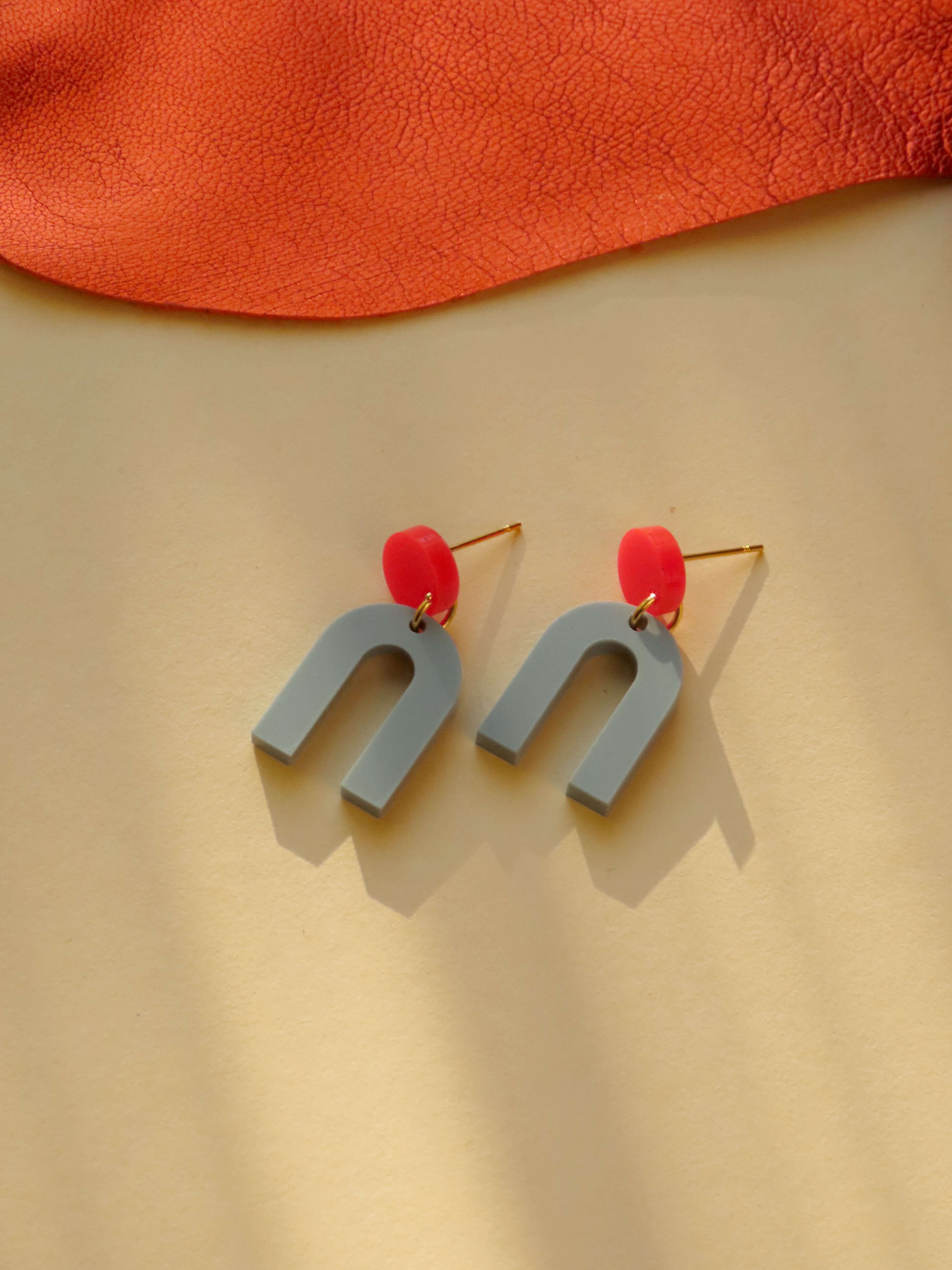 Acryl Ohrringe in Mini Arch Form mit rotem Kreis und U-förmigem Bogen in Salbei Grau