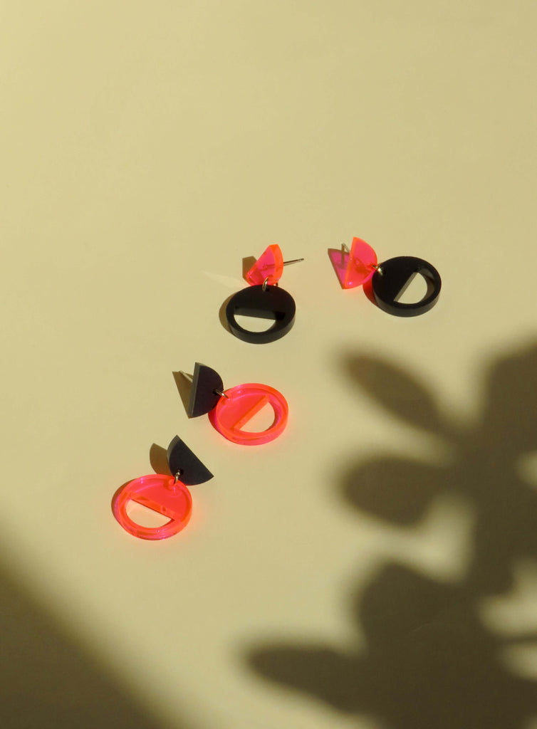 Moderne Halbkreis-Kombi Ohrstecker mit Edelstahlsteckern in Schwarz und Neon-Pink