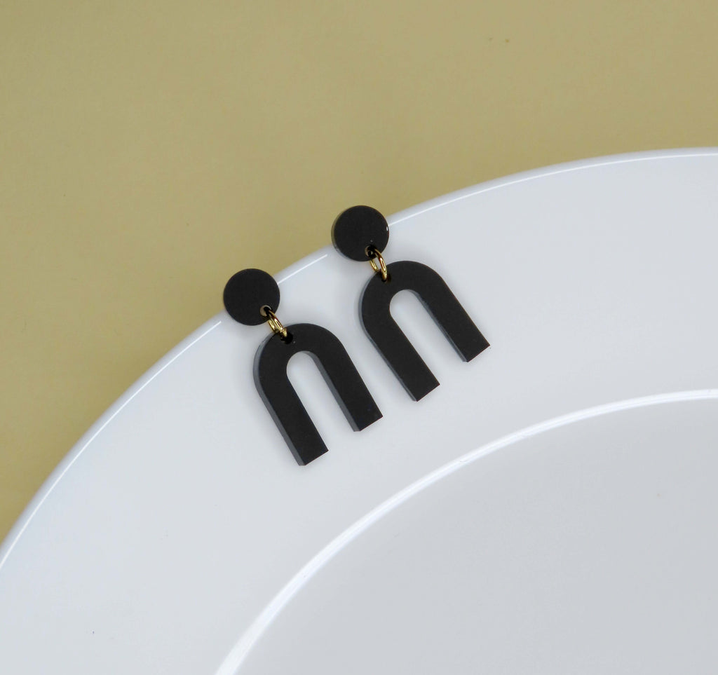 elegante schwarze acryl-ohrringe mit minimalistischer form und hautfreundlichem edelstahl