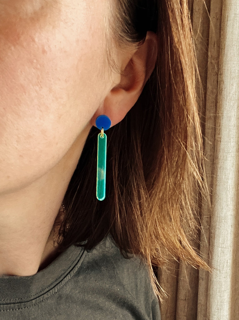asymmetrisches ohrring-duo aus neonpink und neongelb mit tiefblauem rundelement, aus acryl mit edelstahlstecker