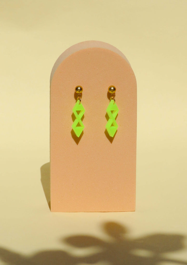 Neon-gelb-grüne Acryl Ohrstecker in markanter Doppelrauten-Form mit Edelstahlsteckern