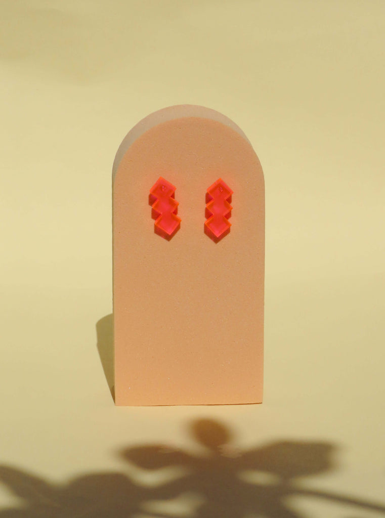 Neon-pinke Acryl Ohrstecker mit drei geometrisch versetzten Quadraten