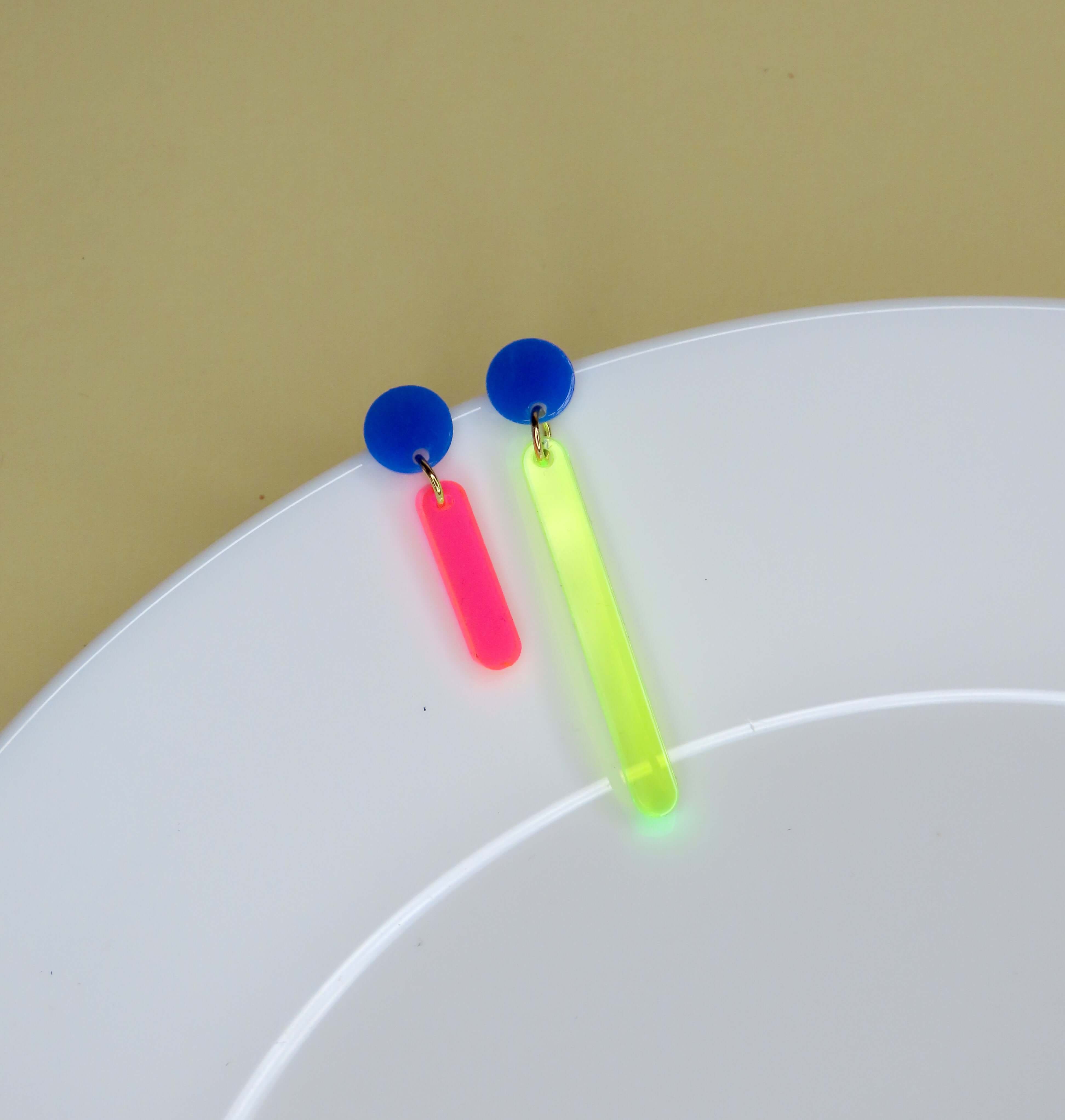 Handgemachte Neon-Ohrringe in zwei Längen mit leuchtenden Acrylelementen und blauen Edelstahlsteckern