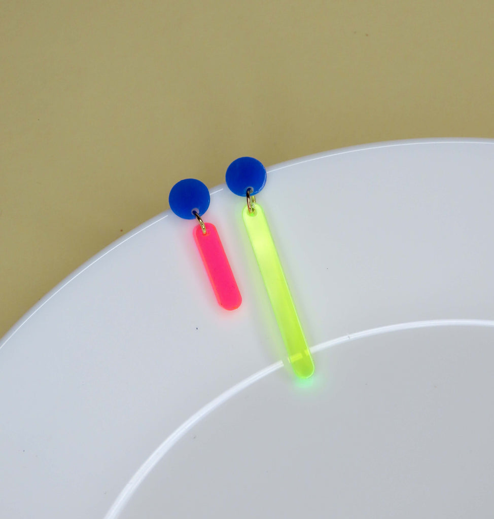 Handgemachte Neon-Ohrringe in zwei Längen mit leuchtenden Acrylelementen und blauen Edelstahlsteckern