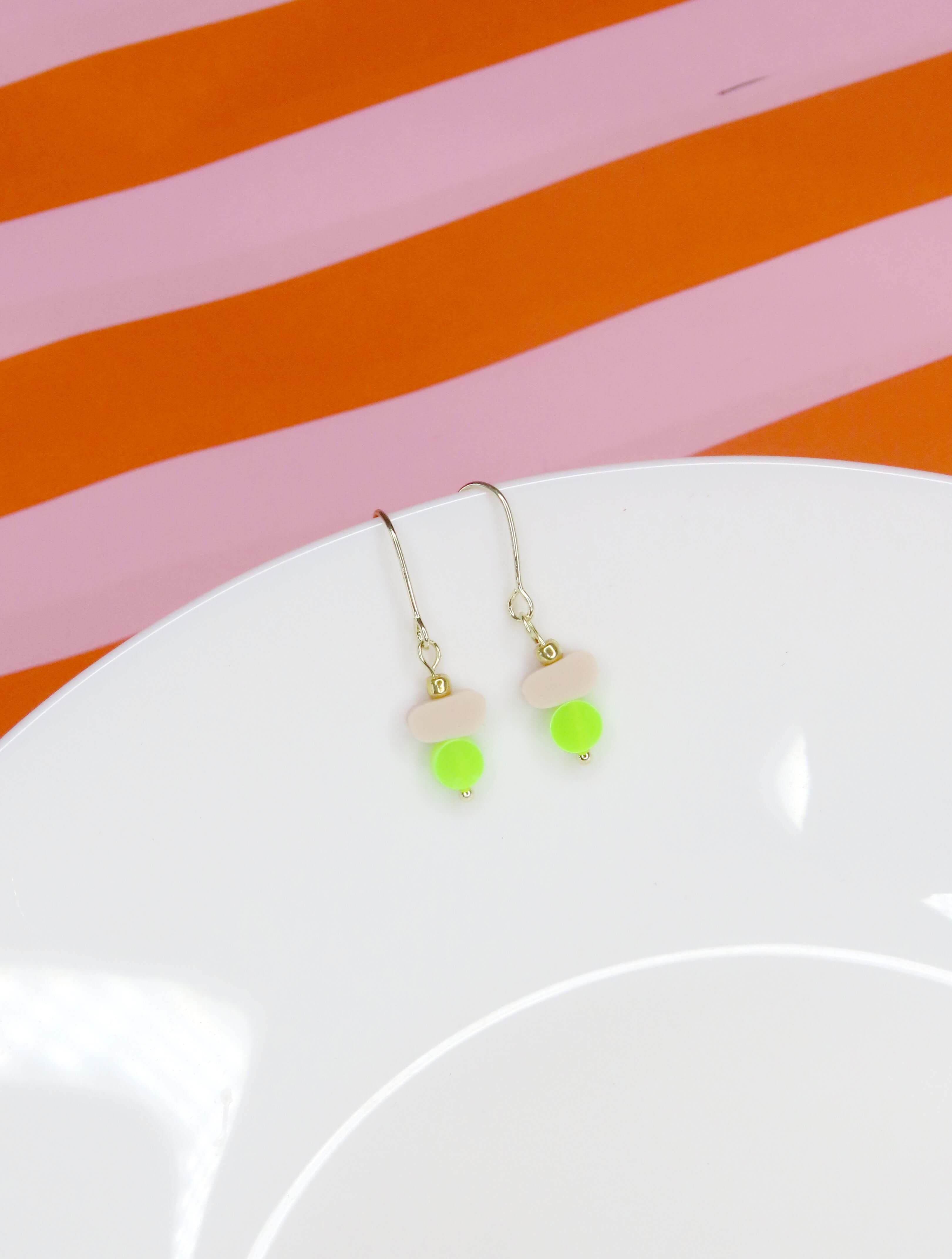 Handgefertigte Ohrhänger aus beiger und neongrüner Acrylperle an 14kt Gold Filled Ohrhaken