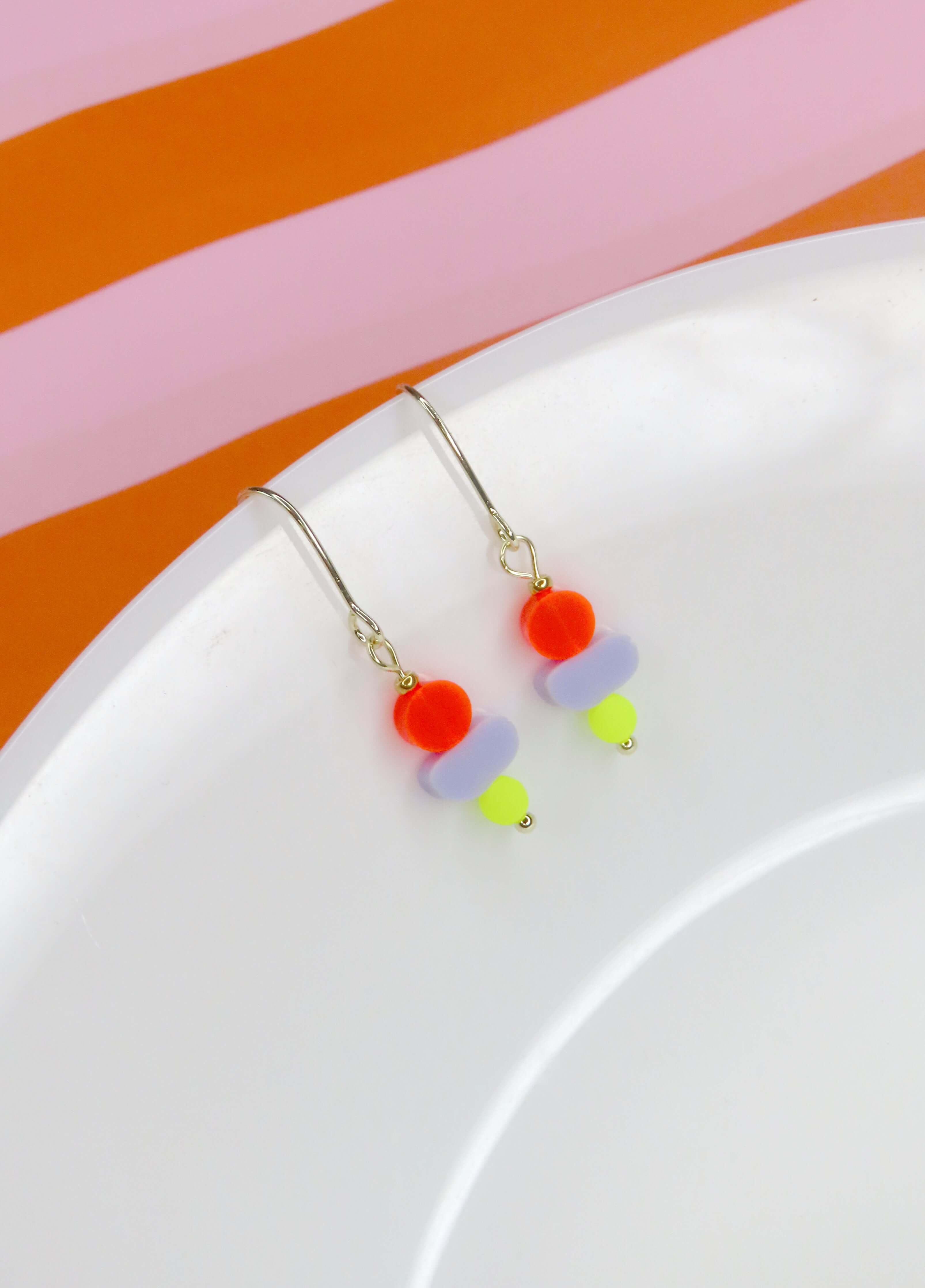 Bunter Ohrhänger aus Acryl mit Neonorange, Pastelllila und Neongelb, kombiniert mit Gold-Filled Haken