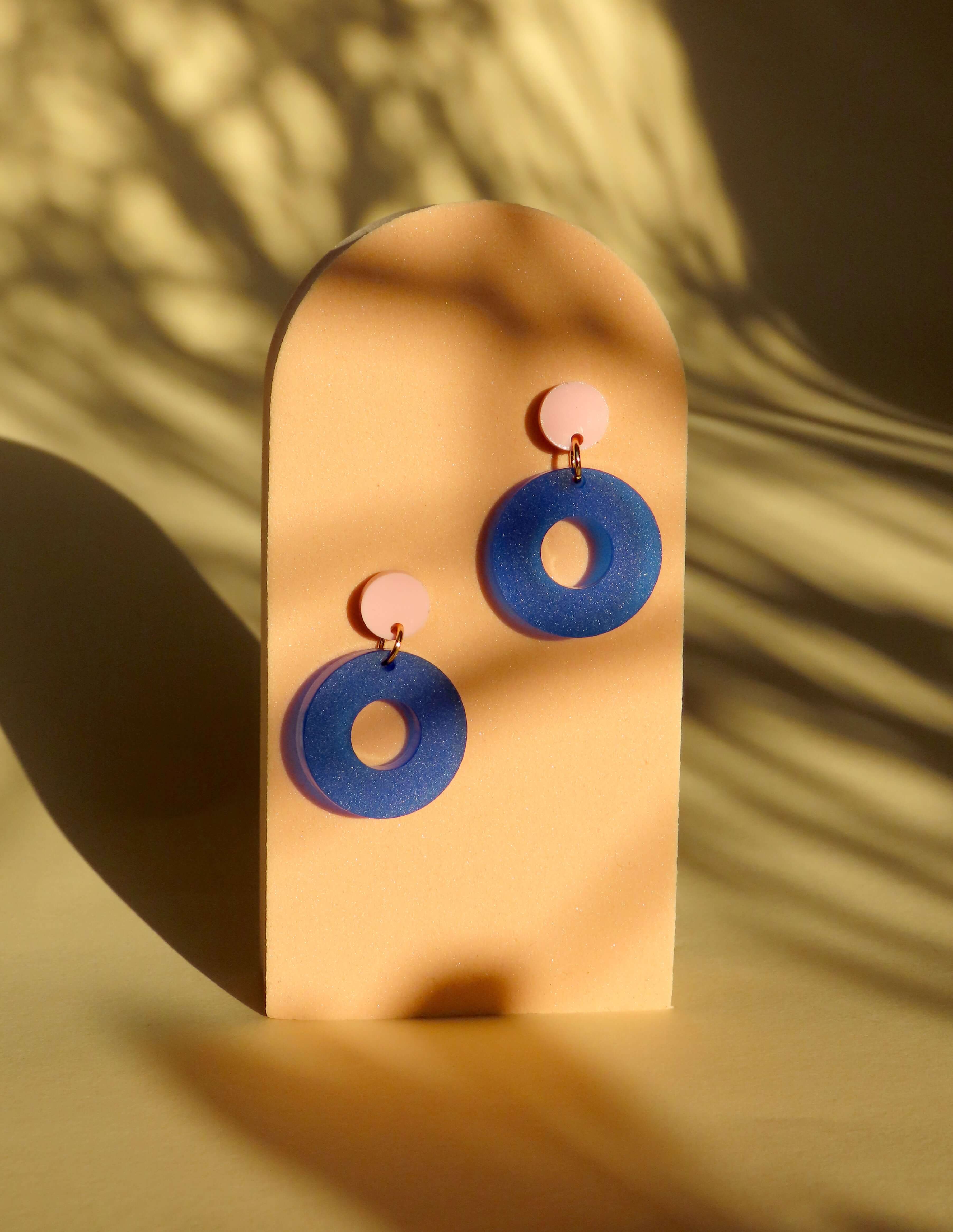 Handgefertigte Acryl-Ohrstecker in Kreisform mit rosa Stecker und blauem Ringanhänger