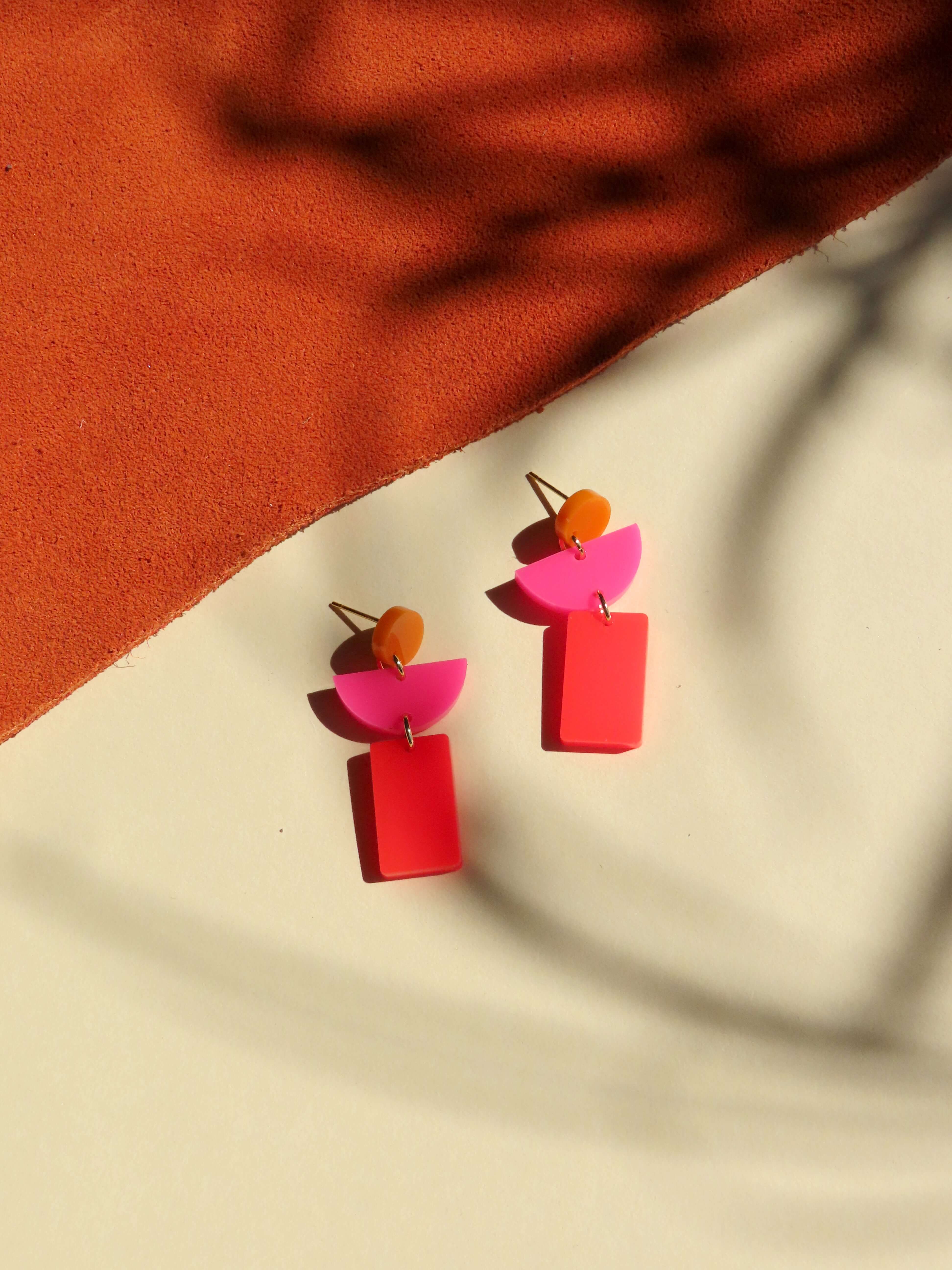 Geometrische Ohrringe aus Acryl in Orange, Pink und Feuerrot mit Kreis, Halbkreis und Rechteck-Form