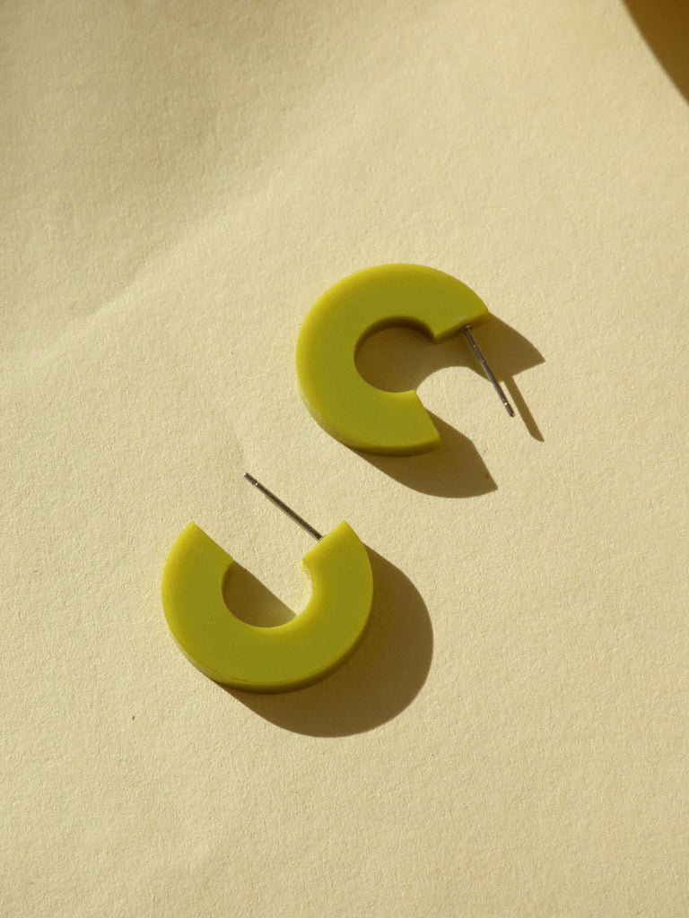 Avocadogrüne Acryl-Ohrringe in klarer Kreisform mit Edelstahlstift