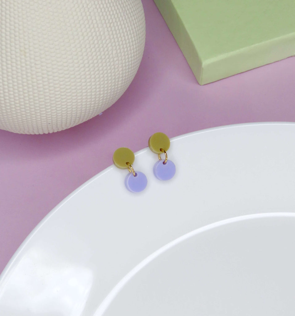 Kleine Dotty Ohrringe aus Acryl und Edelstahl mit sandgrünem Kreis oben und fliederfarbenem Kreis unten
