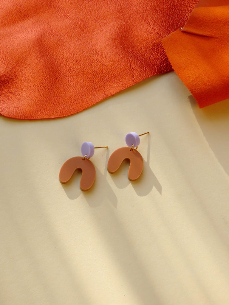 Handgefertigte Ohrringe aus Acryl mit kleinem Kreis in Flieder und modernem Bogenanhänger in Terracotta