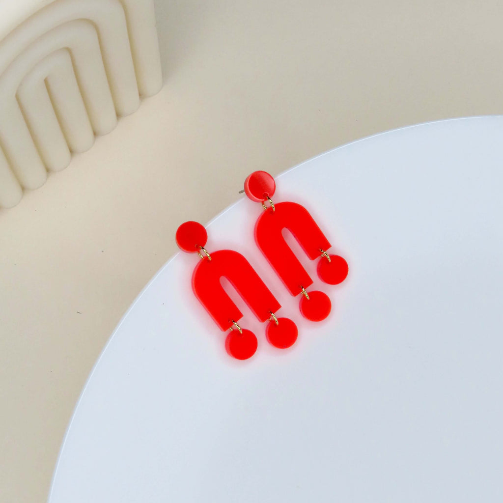 Leichte Statement-Ohrringe in intensivem Rot mit rundem Stecker und geometrischem Anhänger