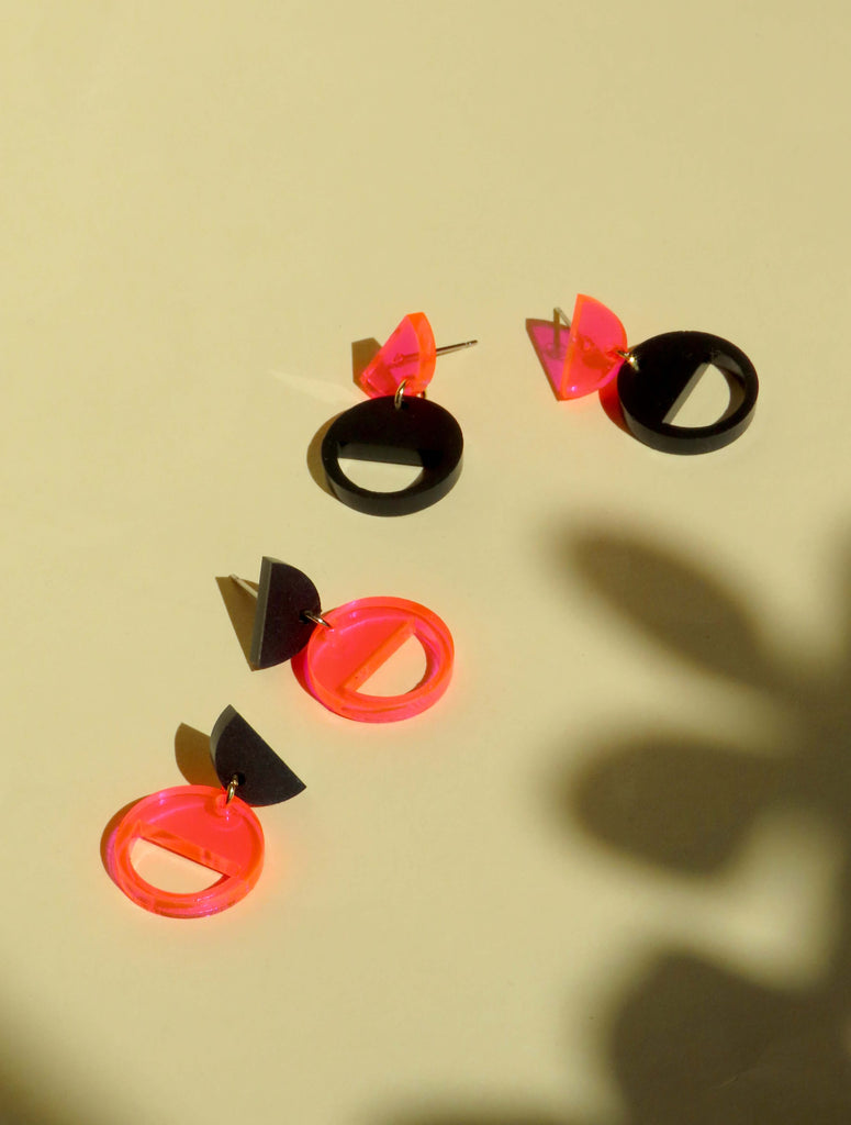 Geometrische Acryl Ohrstecker in Schwarz und Neon-Orange Transparent mit Edelstahlsteckern
