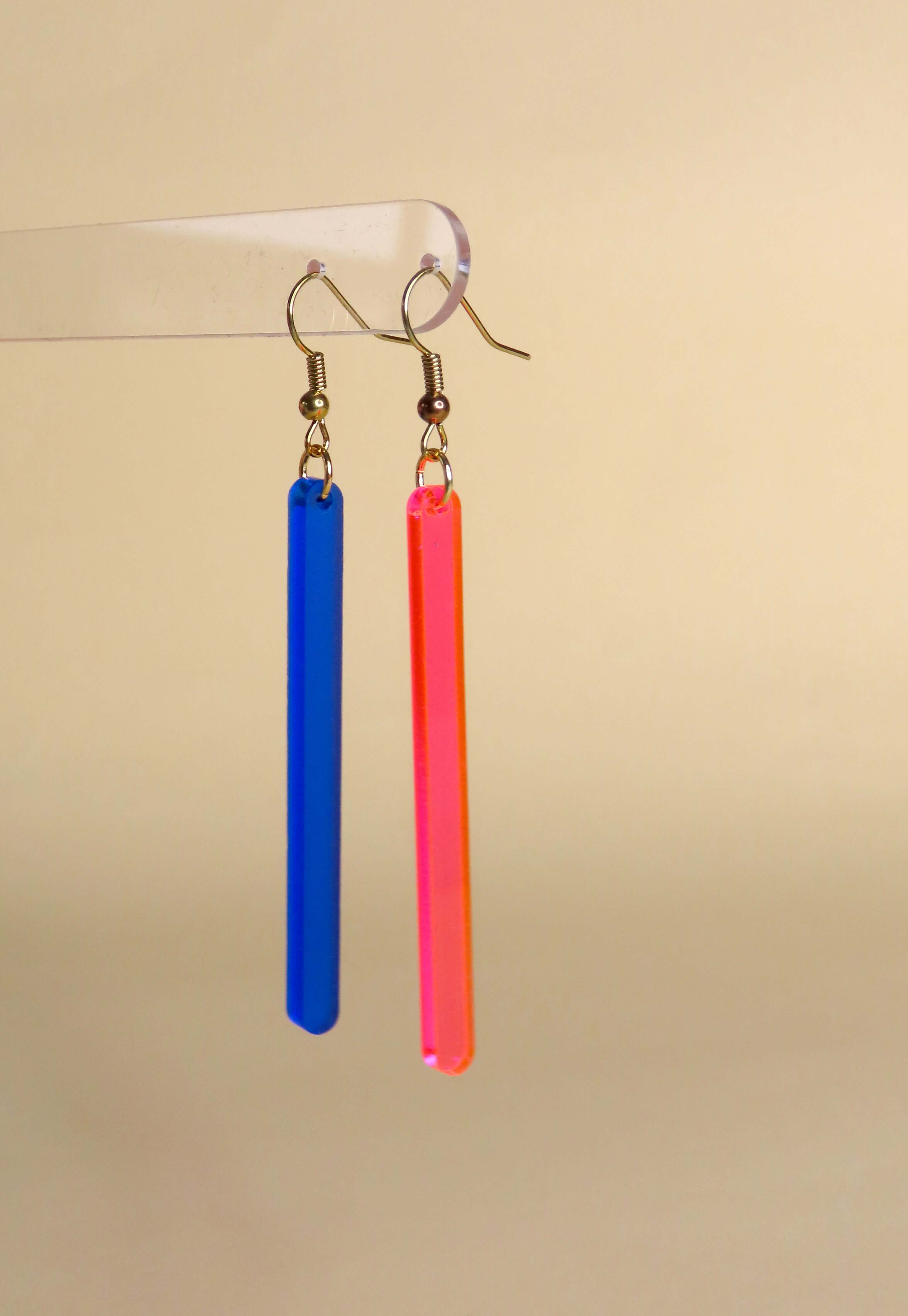Asymmetrisches Ohrringpaar mit geraden Anhängern in Neonpink und Tintenblau aus Acryl mit goldfarbenen Edelstahl-Ohrhaken