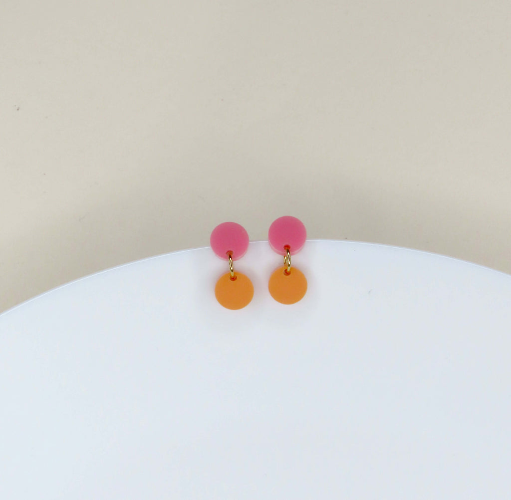Rosa-Peach Ohrringe aus Acryl mit zwei runden Elementen in Kreisform und Edelstahlstecker