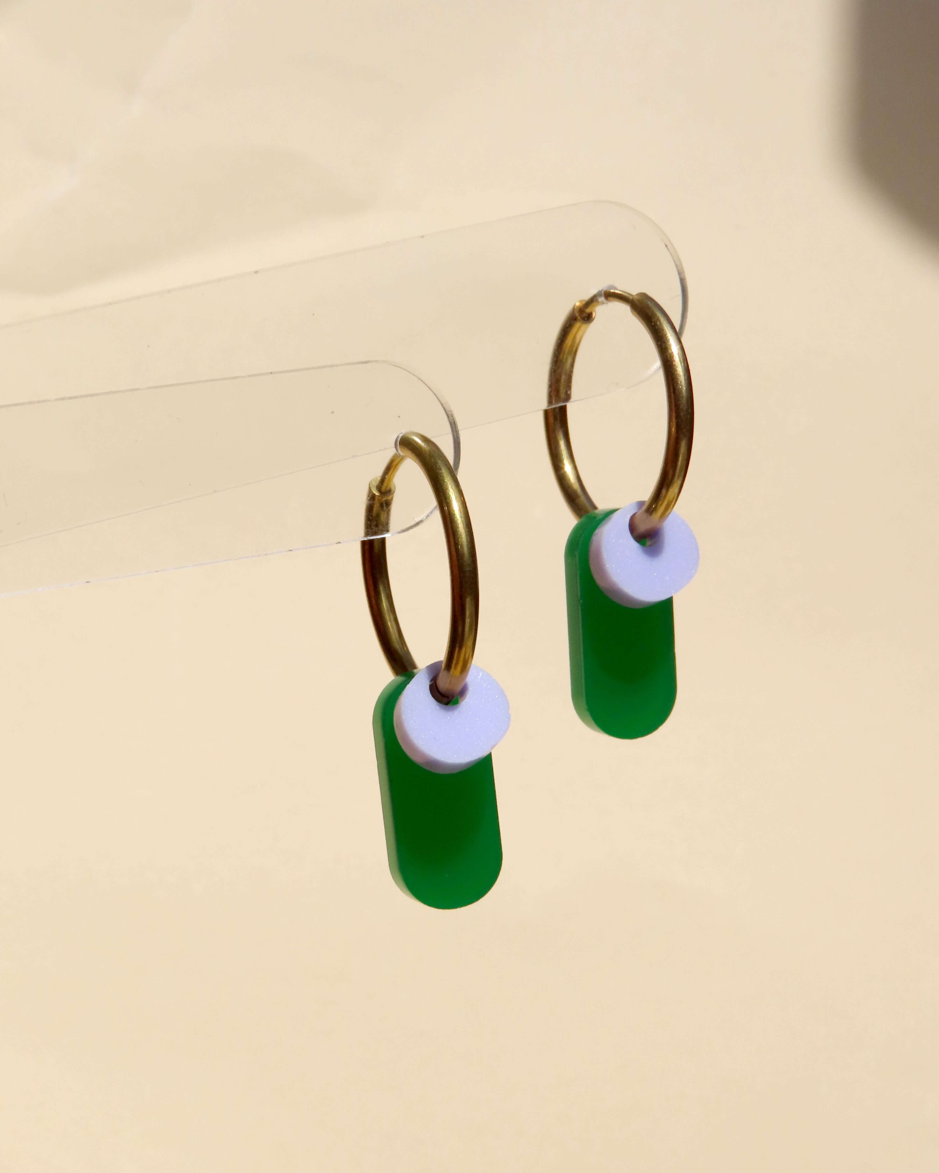 Handgefertigte geometrische Hoop-Ohrringe mit grünem und lila Acrylelement